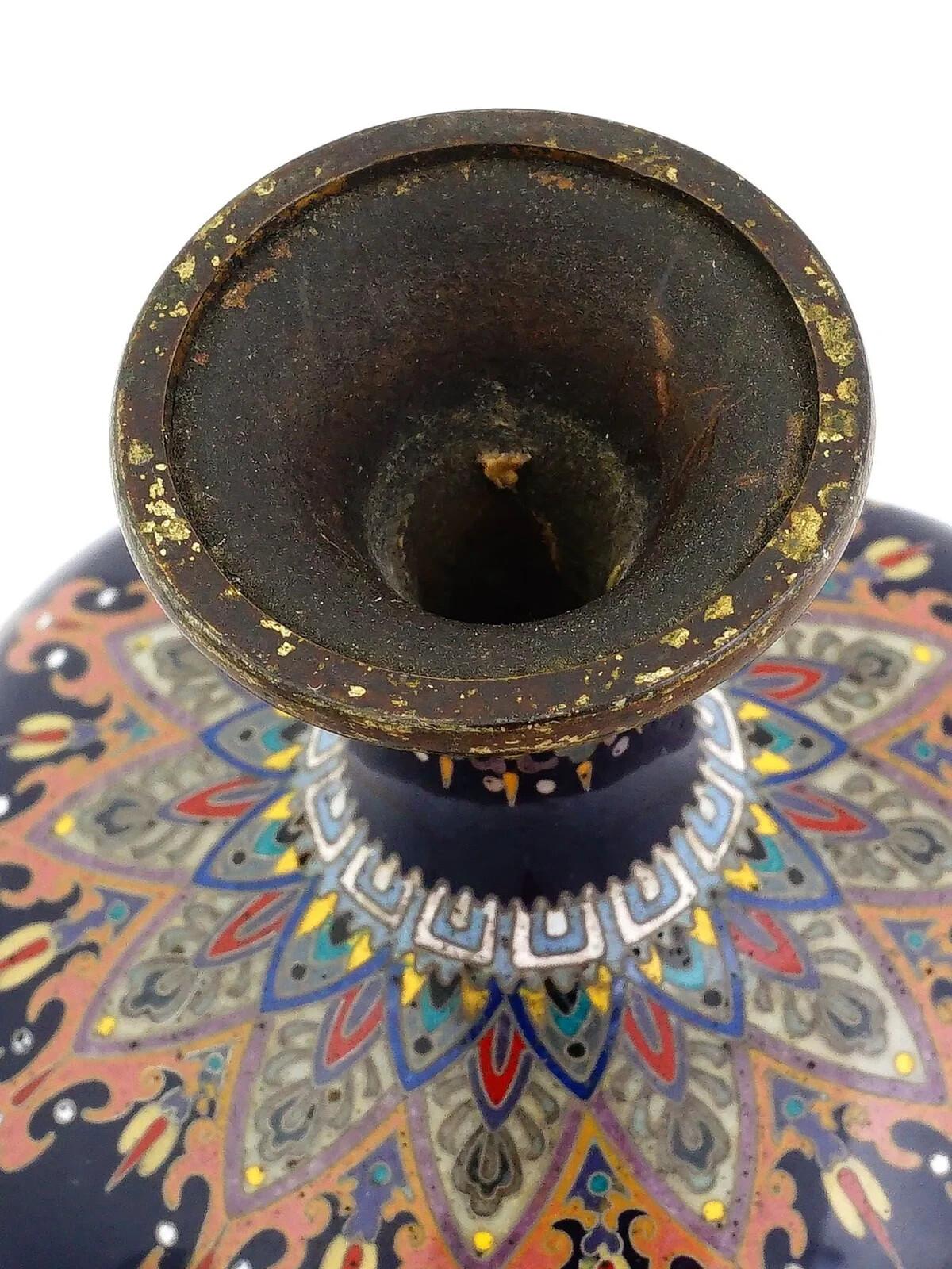 Vase floral japonais ancien en émail cloisonné à plusieurs panneaux, attribué à OTA Bon état - En vente à Queens, NY