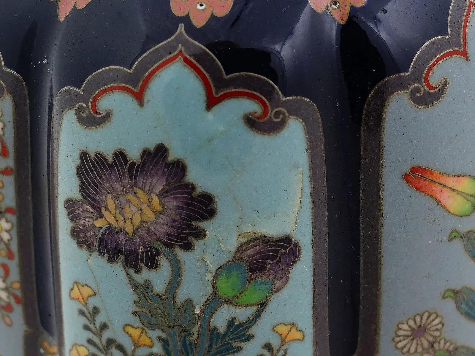 XIXe siècle Vase floral japonais ancien en émail cloisonné à plusieurs panneaux, attribué à OTA en vente