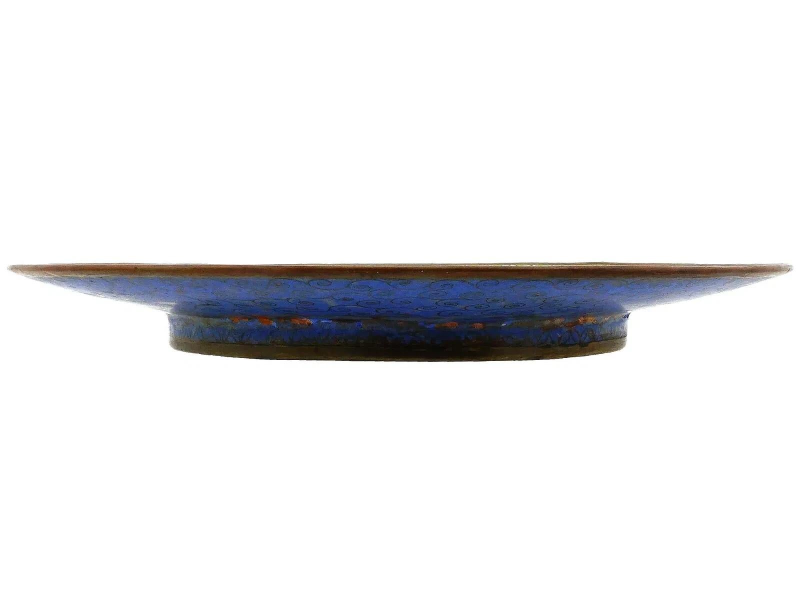 Japonais Ancienne assiette japonaise Meiji en émail cloisonné rose et violet avec enfants en vente