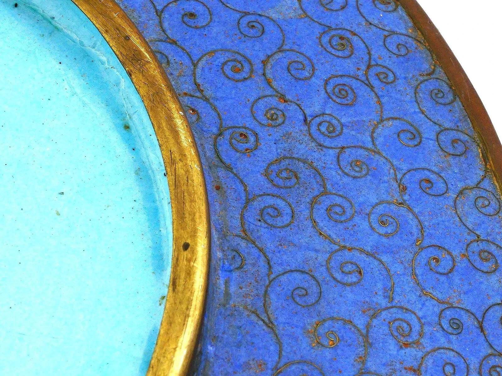 XIXe siècle Ancienne assiette japonaise Meiji en émail cloisonné rose et violet avec enfants en vente