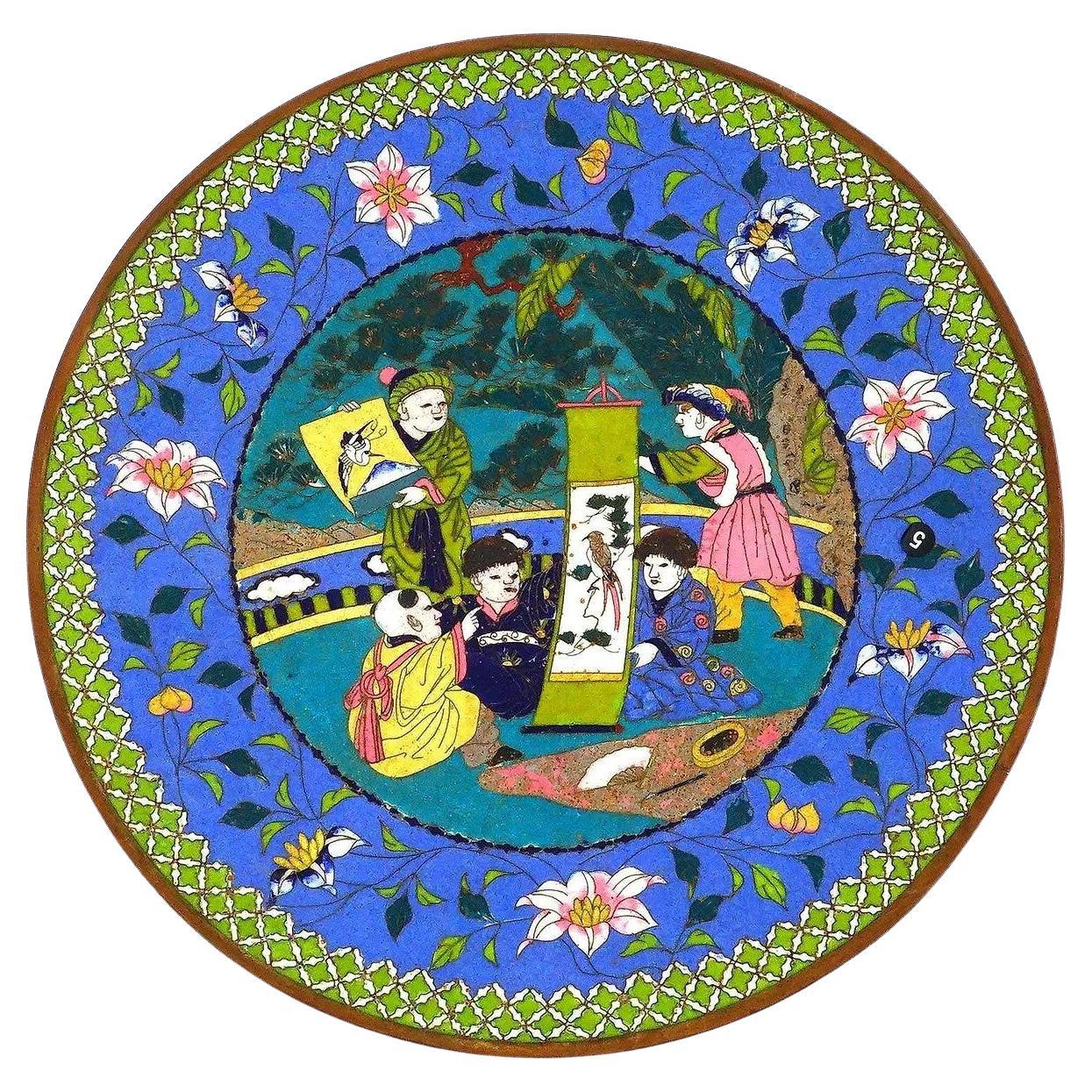 Ancienne assiette japonaise Meiji en émail cloisonné rose et violet avec enfants en vente