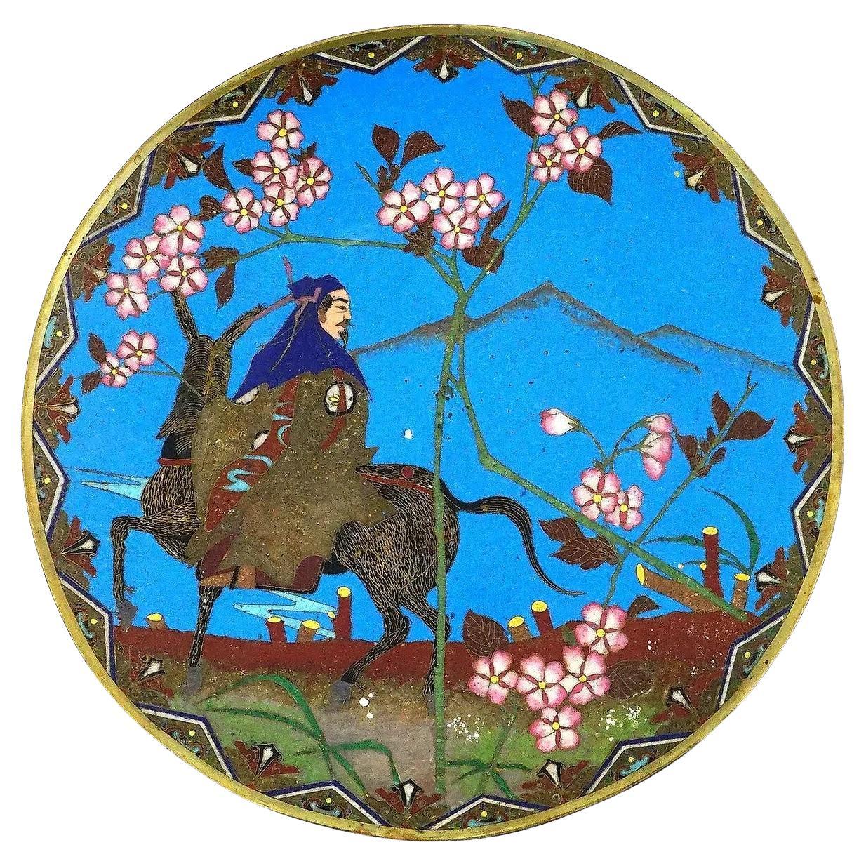 Antiguo Plato Japonés Meiji de Esmalte Cloisonné que Representa a un Jinete en Flor de Cerezo