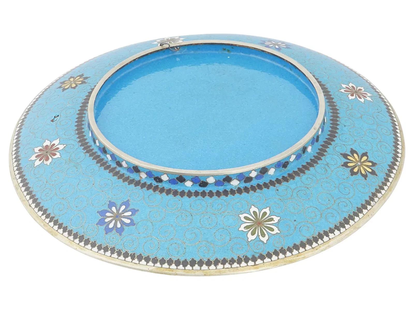 Giapponese Antico piatto giapponese Meiji in smalto cloisonne con gru, uccelli e geometria in vendita