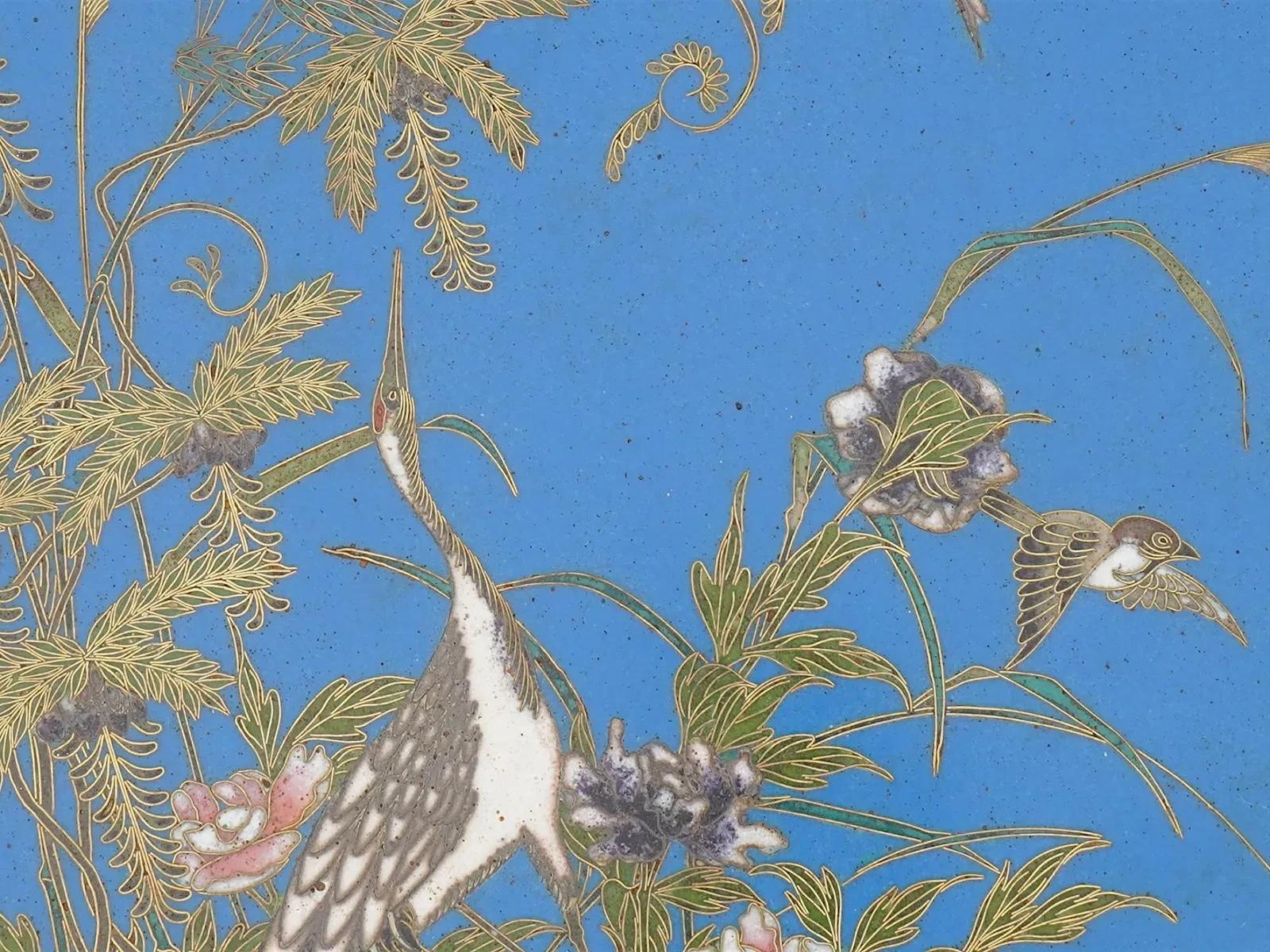 Cloisonné Antico piatto giapponese Meiji in smalto cloisonne con gru, uccelli e geometria in vendita