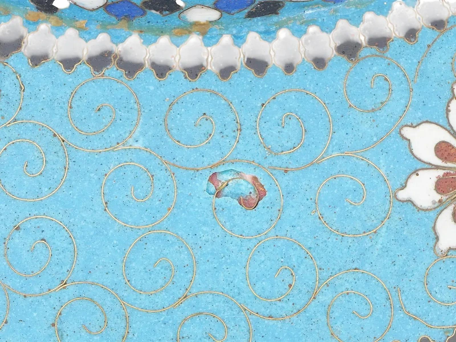 Antico piatto giapponese Meiji in smalto cloisonne con gru, uccelli e geometria In condizioni buone in vendita a Long Island City, NY