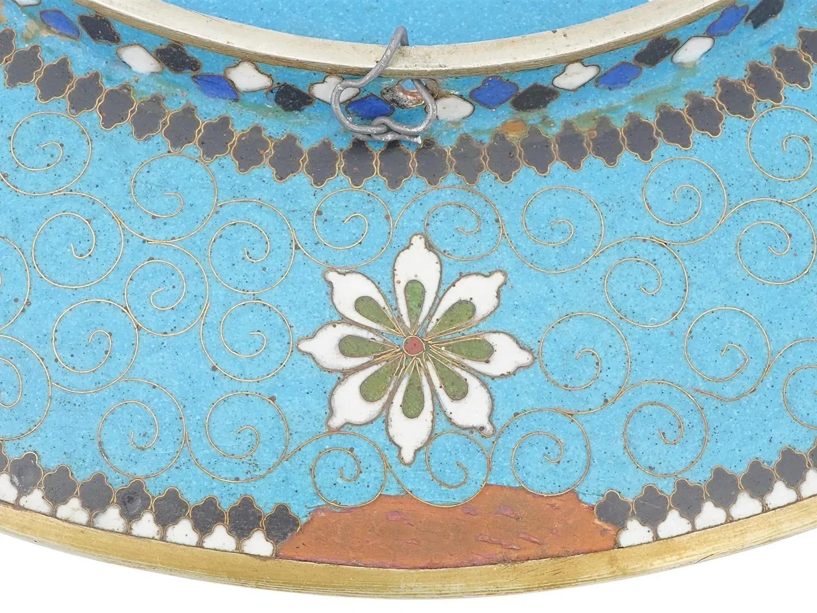 XIX secolo Antico piatto giapponese Meiji in smalto cloisonne con gru, uccelli e geometria in vendita