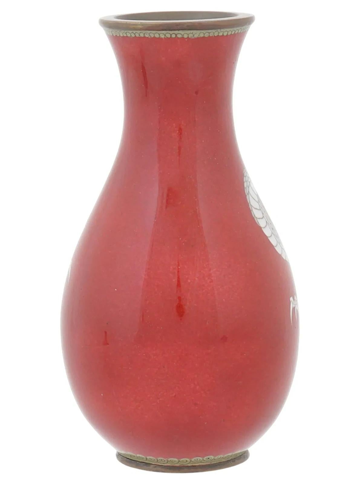 Antike Meiji Japanische Cloisonne Emaille Rot Durchscheinend Drachen Vase (Cloisonné) im Angebot