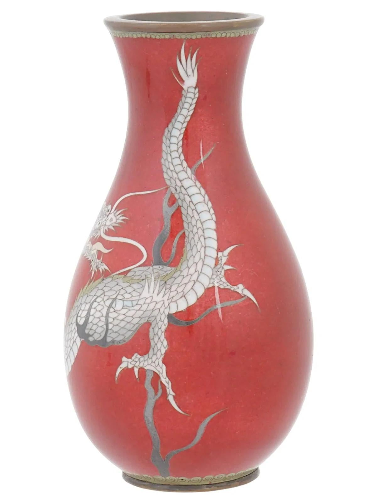 Antike Meiji Japanische Cloisonne Emaille Rot Durchscheinend Drachen Vase im Zustand „Gut“ im Angebot in Long Island City, NY