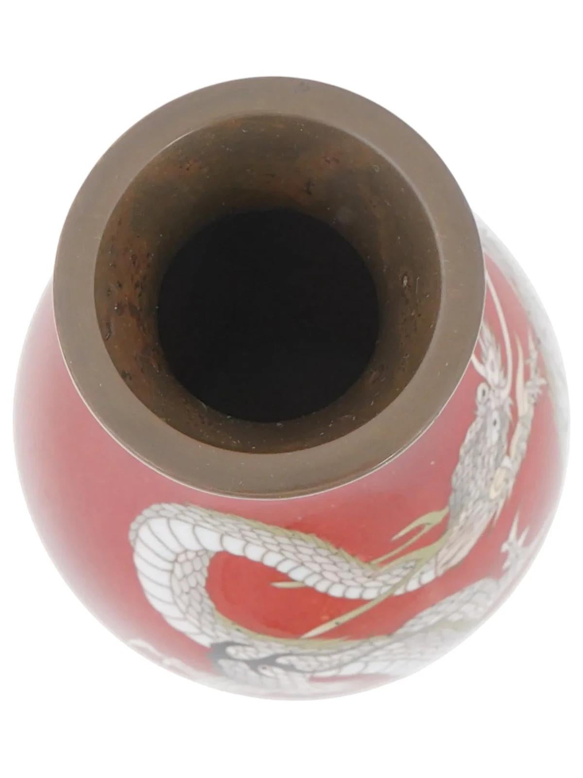 Antike Meiji Japanische Cloisonne Emaille Rot Durchscheinend Drachen Vase (19. Jahrhundert) im Angebot
