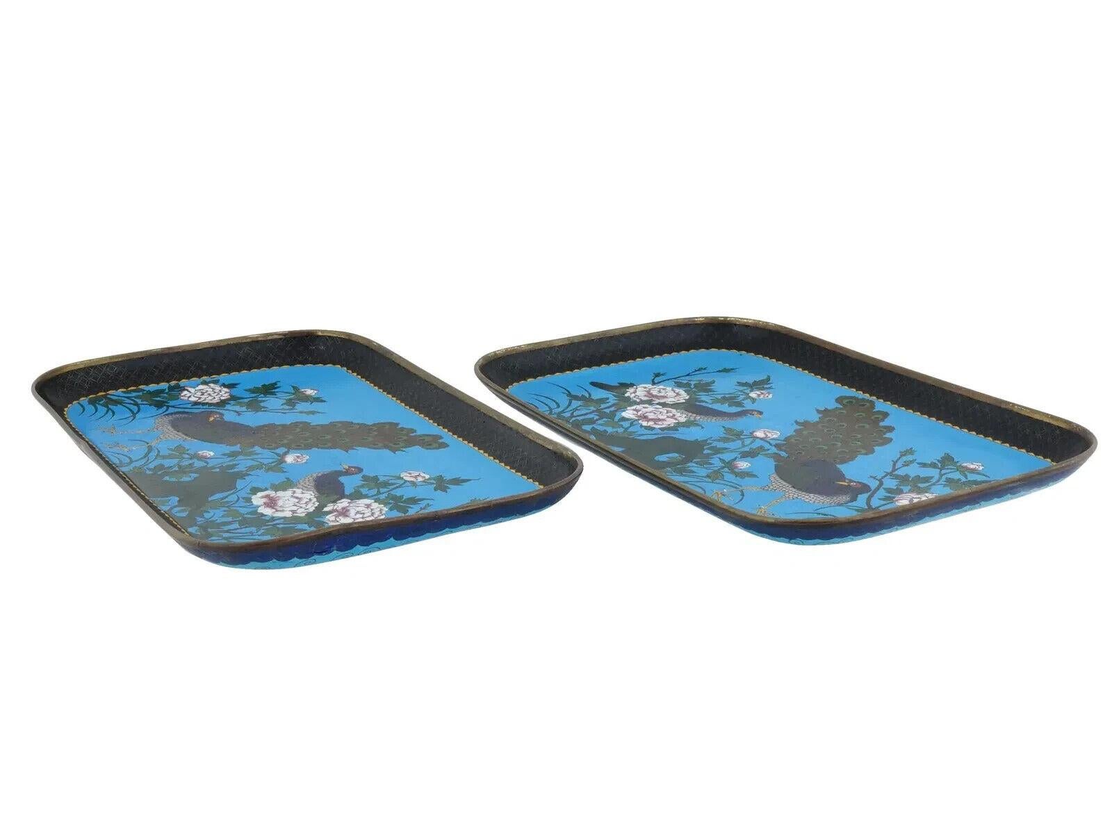 Pareja de bandejas japonesas antiguas de cobre para servir, a juego, con diseño de esmalte cloisonné policromado. Periodo Meiji, de 1868 a 1912. Forma rectangular con esquinas redondeadas. Pavos reales y flores de peonía sobre fondo azul turquesa.