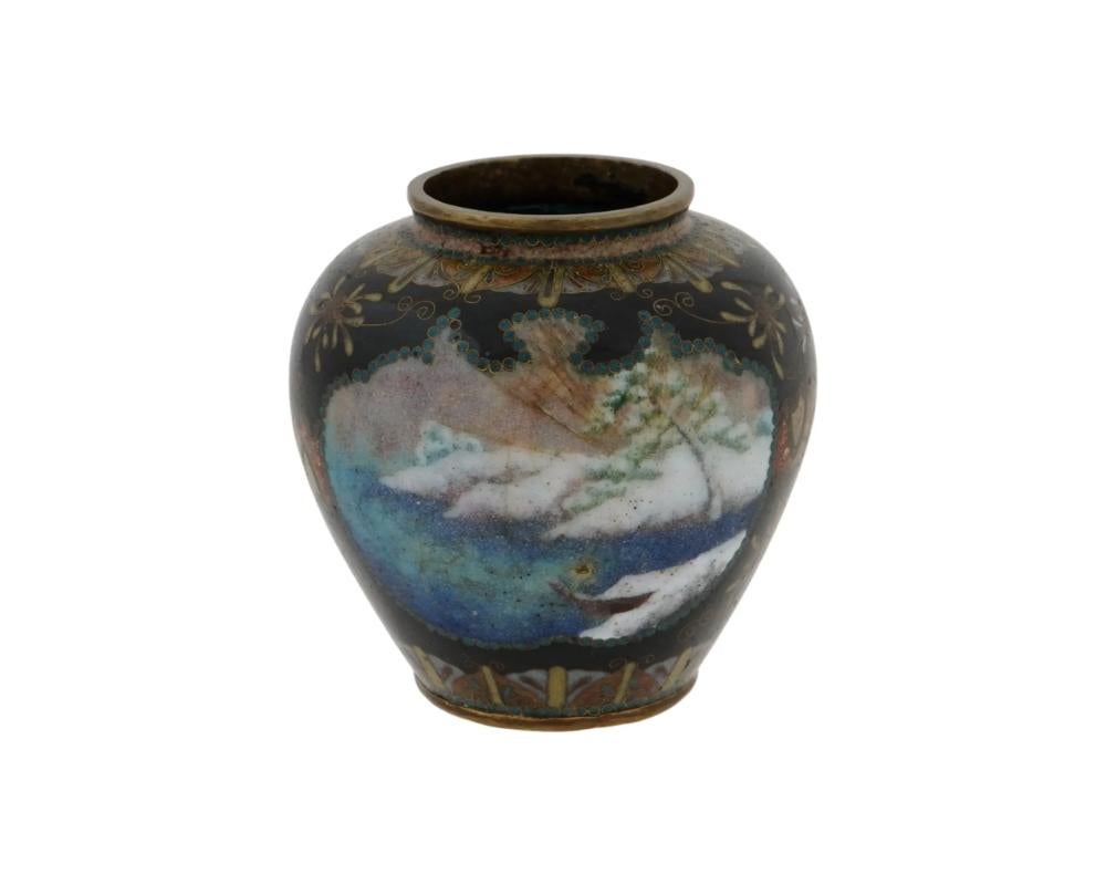 Antike japanische Messingvase aus der frühen Meiji-Zeit, verziert mit Emaille in Cloisonne-Technik. Die Vase hat eine kugelförmige, sich nach unten verjüngende Form, die Außenseite ist mit Cloisonné-Emaille-Blumen und Goldstein-Emaille-Akzenten auf