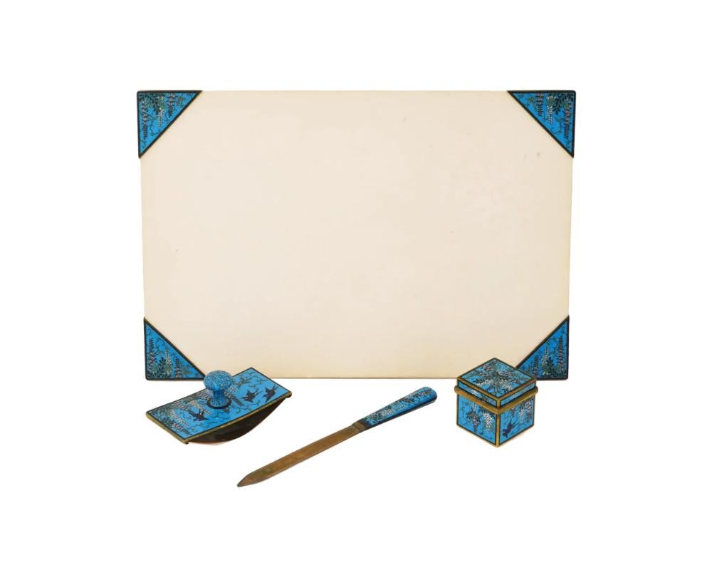 Vierteiliges antikes japanisches Messingschreibtischset mit polychromem Cloisonne-Emaildekor. Meiji-Ära, Ende des 19. Jahrhunderts. Workshop in Inaba. Das Set besteht aus einem quadratischen Tintenfass mit Scharnierdeckel, einem Brieföffner, einem