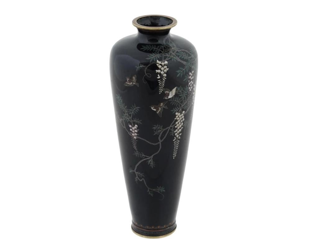 Antico vaso Meiji giapponese in cloisonne dell'età dell'oro con glicine e uccelli, attribuito a Hayashi
lavoro di alta qualità
Un antico vaso giapponese in rame con smalto cloisonne. Tardo periodo Meiji, prima del 1912. Forma allungata con collo