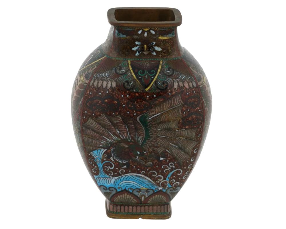 Ancien vase japonais Meiji en cloisonné et émail doré avec dragon, attribué à Honda
Vase japonais ancien en cuivre avec des motifs en émail cloisonné. Fin de la période Meiji, avant 1880.
Haute qualité
Forme balustre aplatie et facettée. Fond en