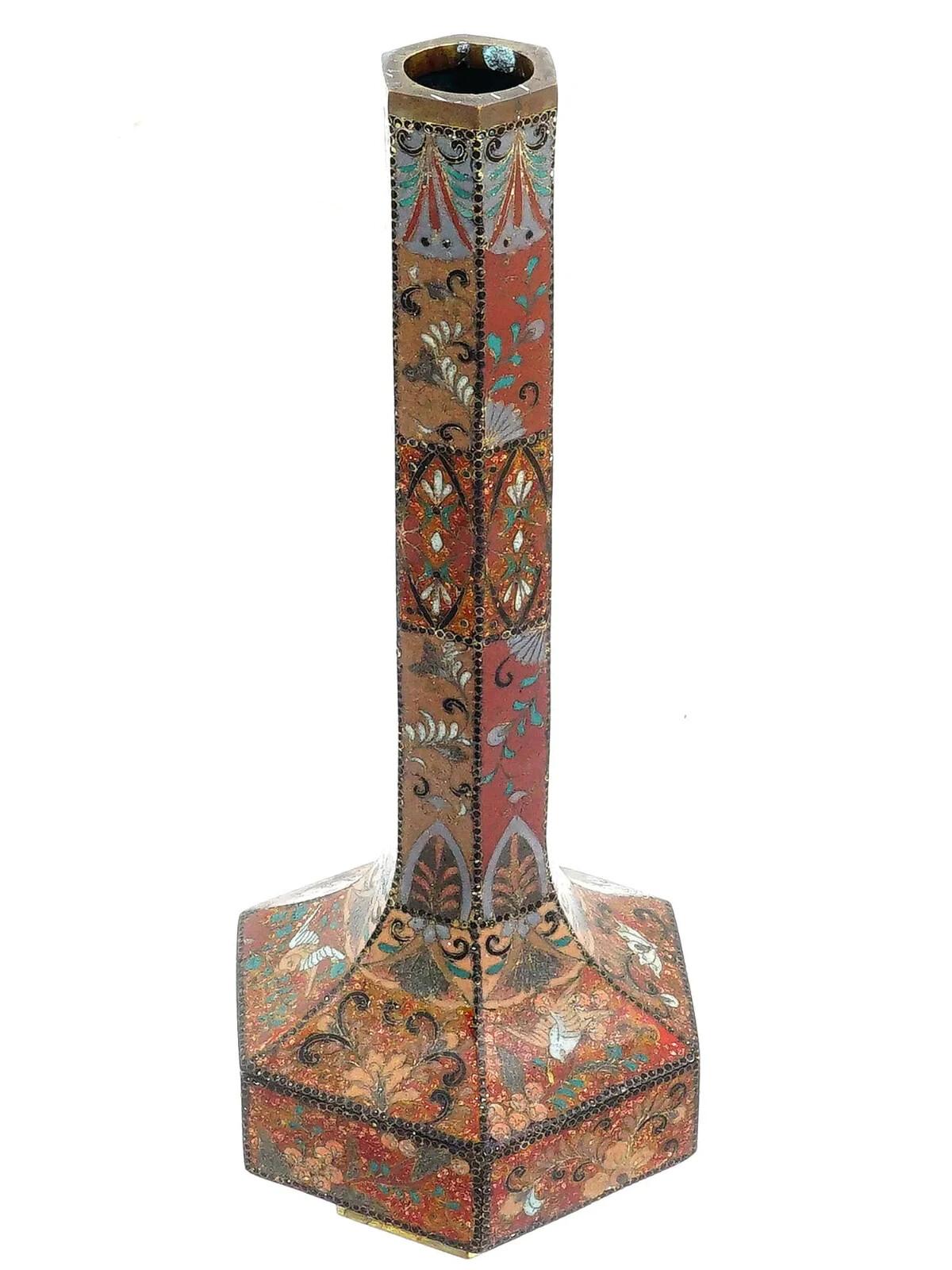 Vase japonais en émail sur cuivre. Le vase a une forme hexagonale et un long col étroit. Le vase est émaillé d'ornements géométriques polychromes, de fleurs, de feuillages et de rinceaux réalisés selon la technique du cloisonné. La base et le col