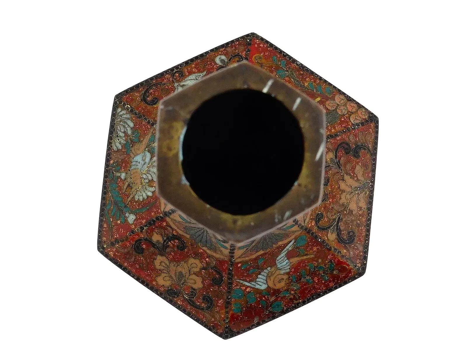 Vase japonais ancien hexagonal en émail cloisonné et pierre d'or de style Meiji Bon état - En vente à Queens, NY