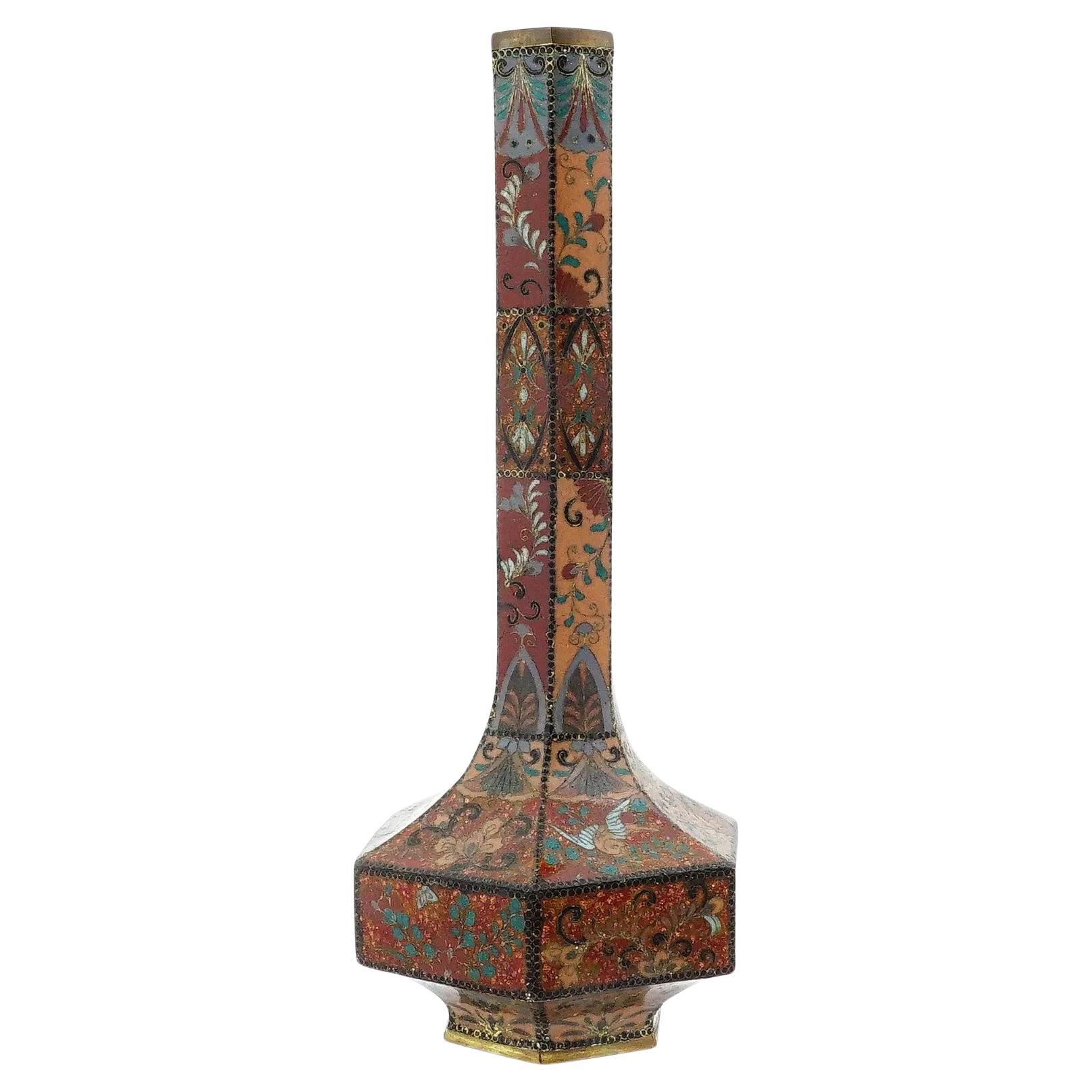 Antiguo Jarrón Japonés Meiji de Cloisonné Hexagonal con Esmalte de Piedra Dorada