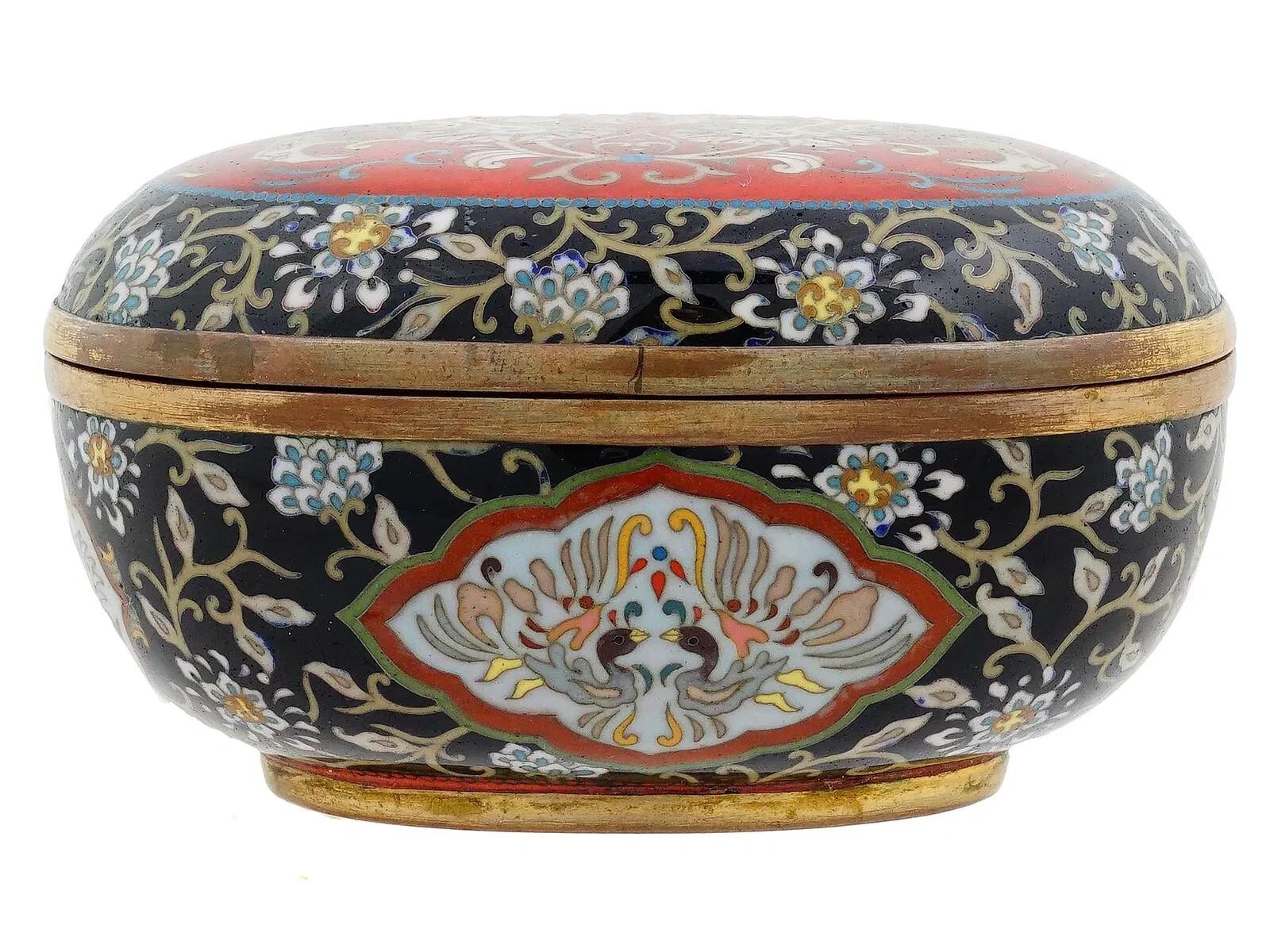 Un'antica scatola Kogo giapponese in filo d'argento e smalto per incenso. Primo periodo Meiji. La scatola di forma ovale è ricoperta da medaglioni policromi che rappresentano una coppia di uccelli Phoenix e fiori circondati da ornamenti floreali e