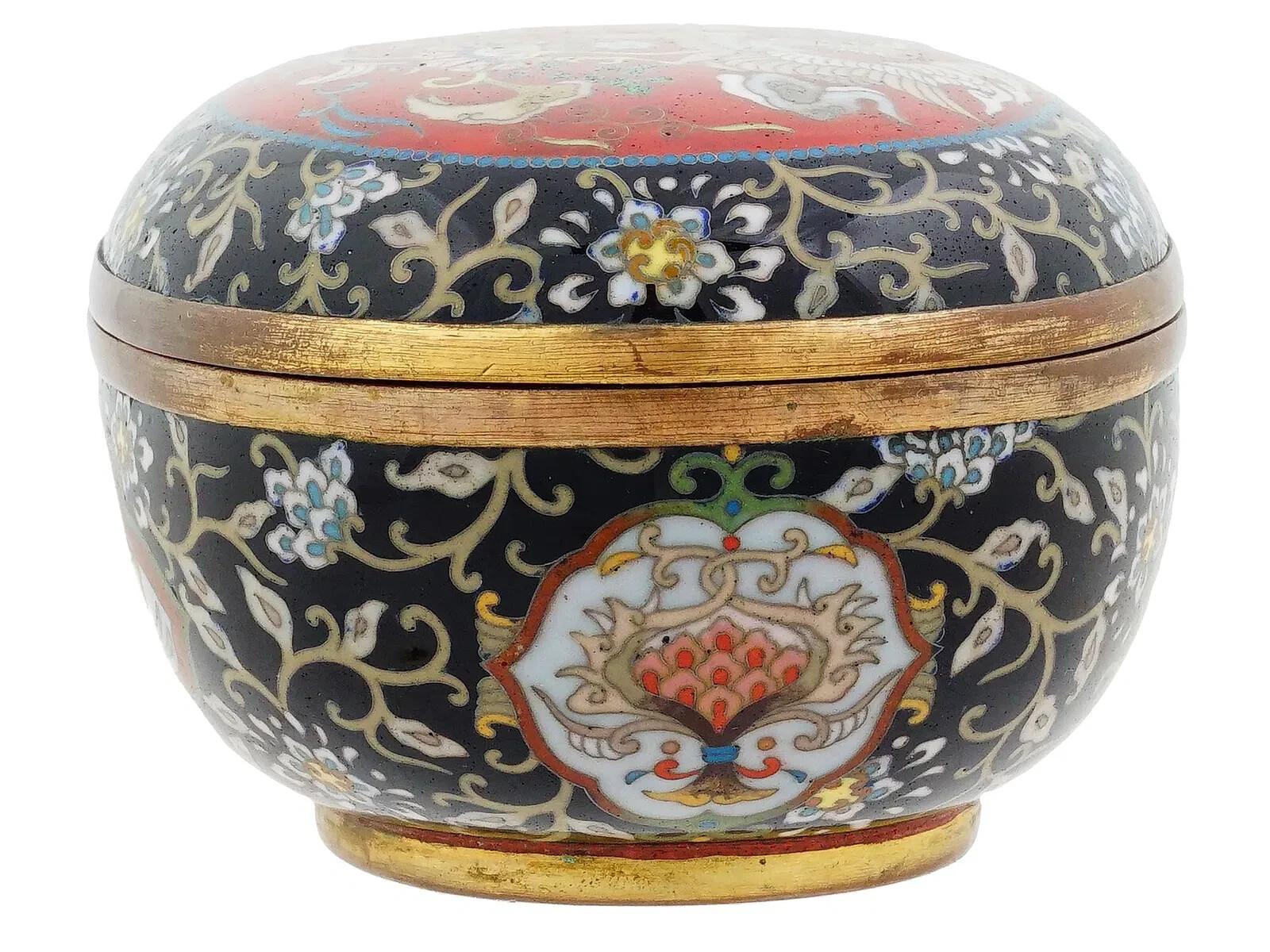 Giapponese Antico Cloisonne giapponese Meiji, smalto rosso, filo d'argento, scatola Kogo in vendita