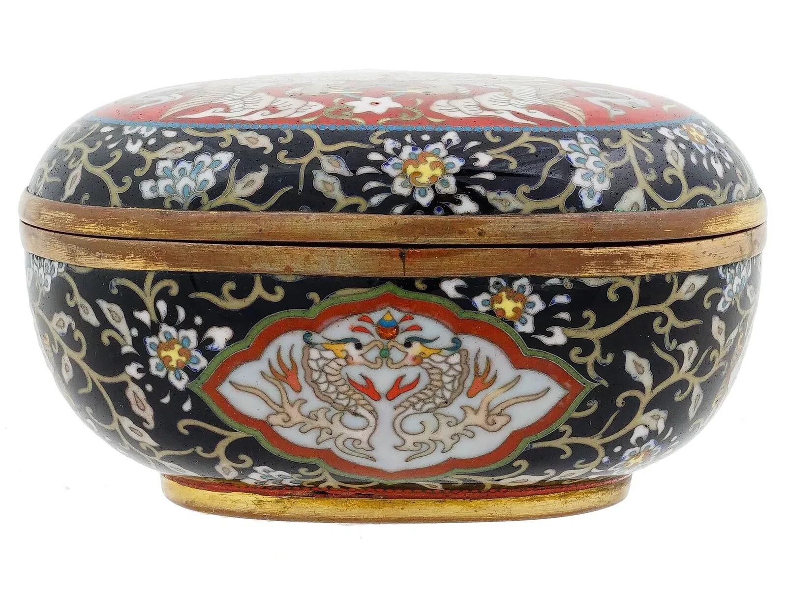 Cloisonné Antico Cloisonne giapponese Meiji, smalto rosso, filo d'argento, scatola Kogo in vendita