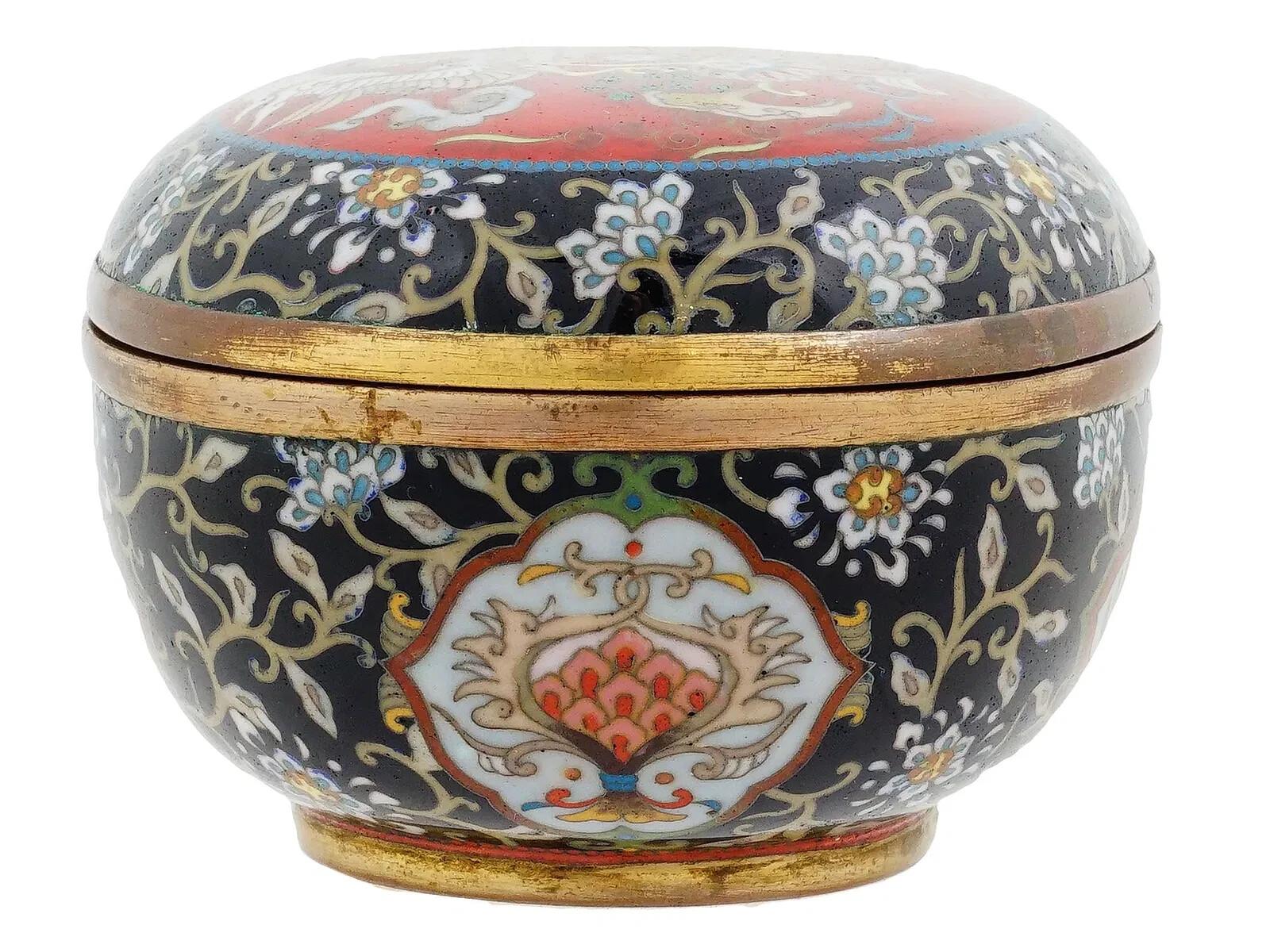 Antico Cloisonne giapponese Meiji, smalto rosso, filo d'argento, scatola Kogo In condizioni buone in vendita a Queens, NY