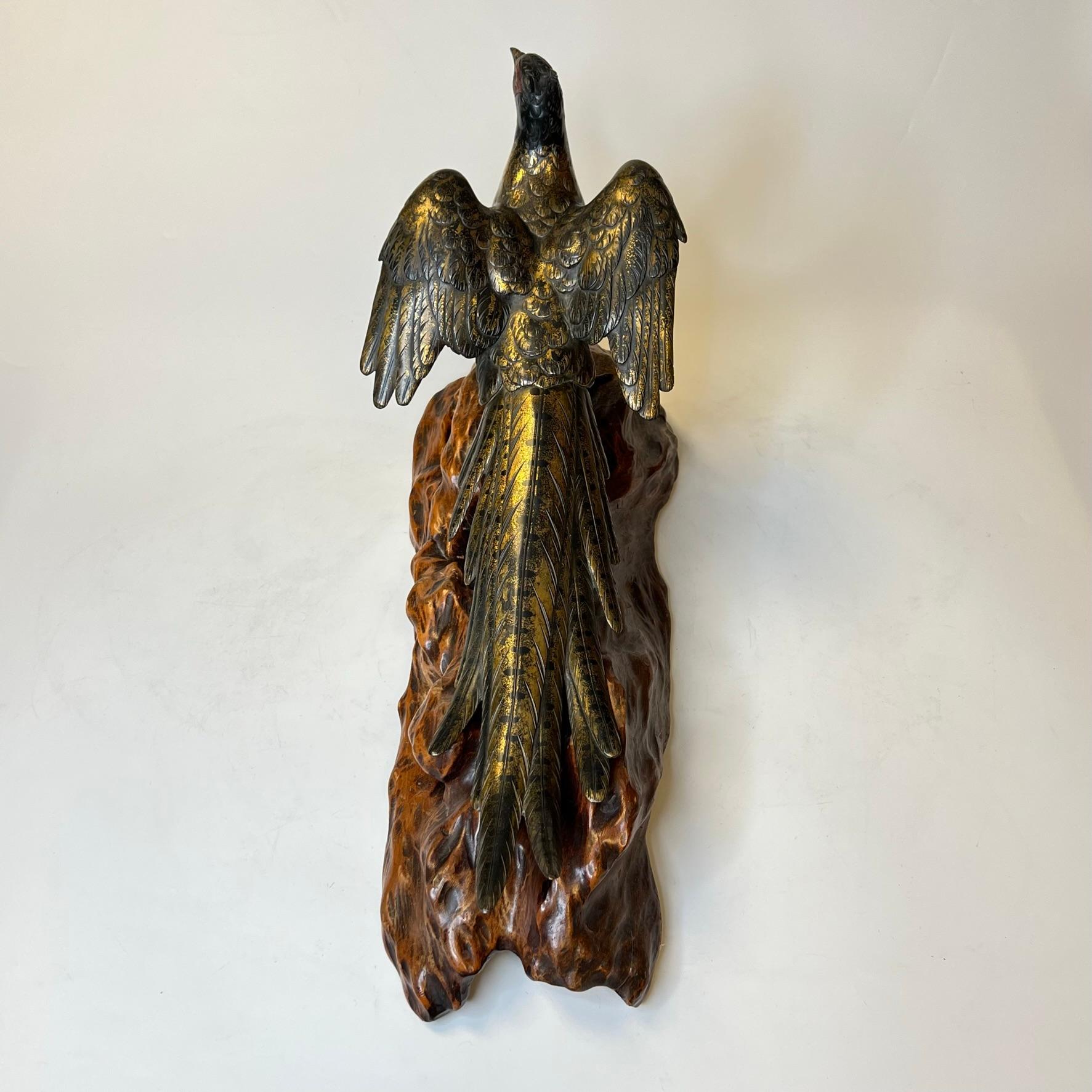 Ancien bronze japonais Meiji patiné et moucheté d'or sur socle en bois en vente 11