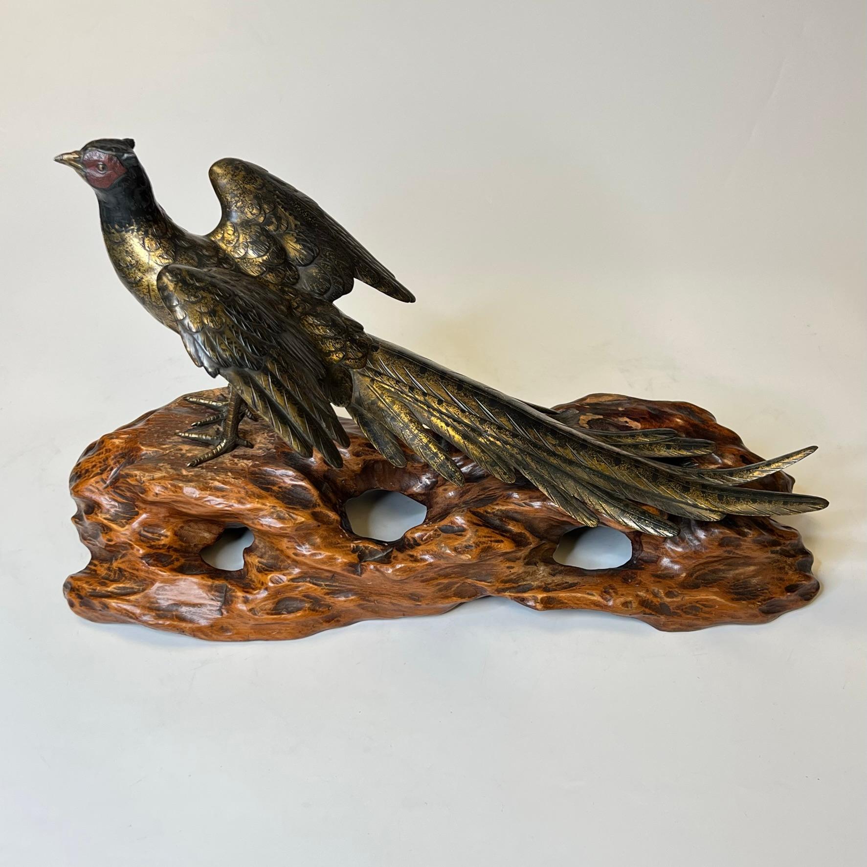 Antique bronze japonais Meiji patiné et moucheté d'or sur support en bois d'origine.