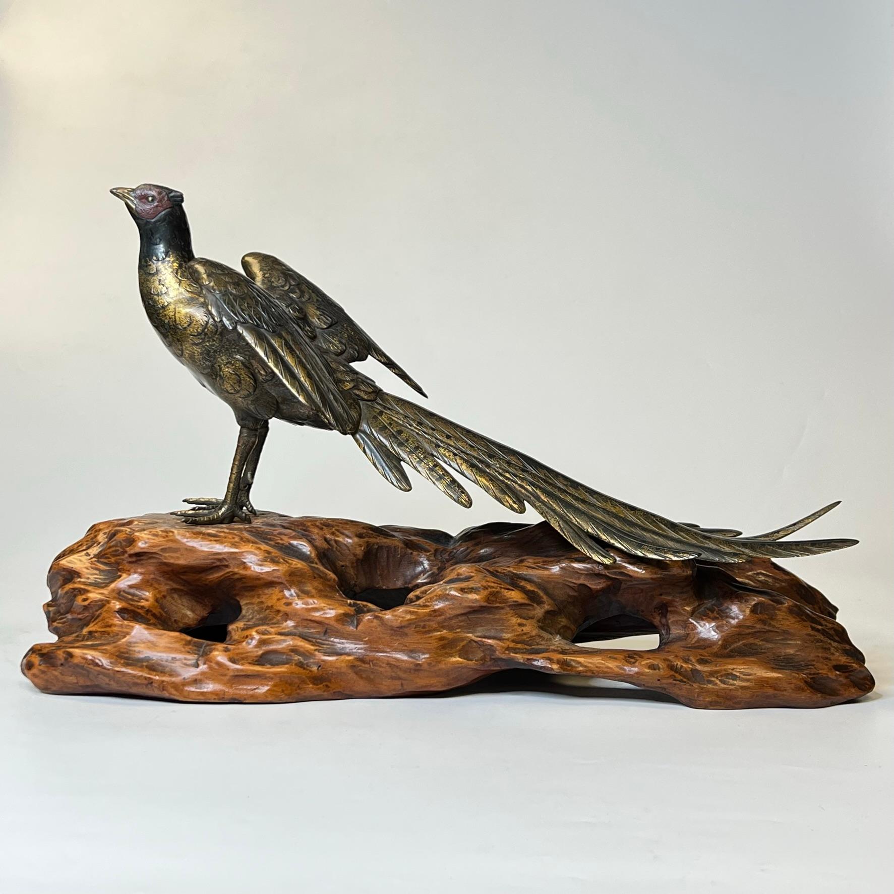 Japonais Ancien bronze japonais Meiji patiné et moucheté d'or sur socle en bois en vente