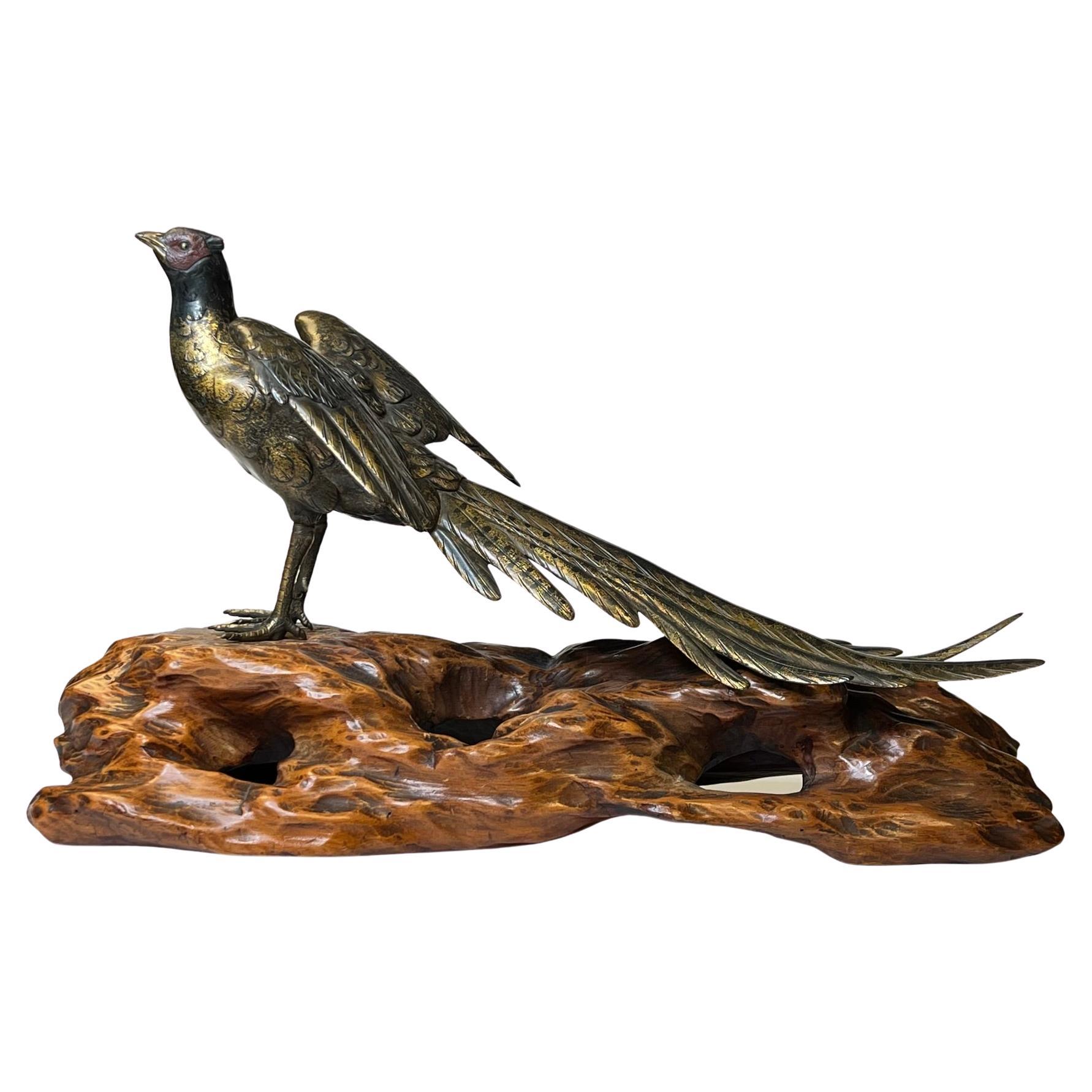Antike japanische Meiji-Bronze auf Holzständer, patiniert und goldfarben gesprenkelt
