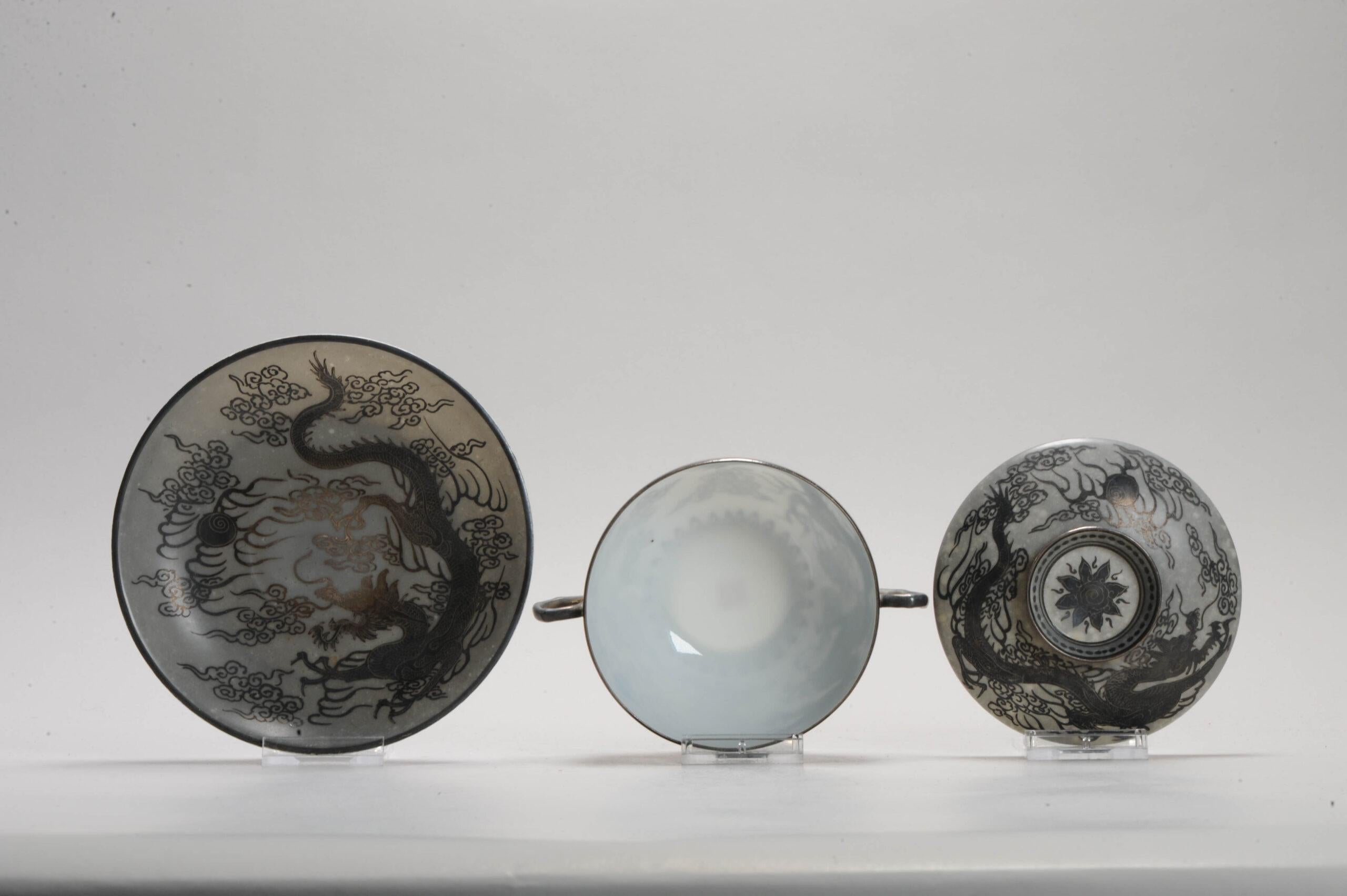Ti presentiamo questa ciotola da tè con guscio d'uovo decorato dalla forma insolita. Raro terreno nero.

Informazioni aggiuntive:
Materiale: Porcellana e ceramica
Regione di origine: Giappone
Stile giapponese: Kutani
Periodo: xIX secolo
Periodo