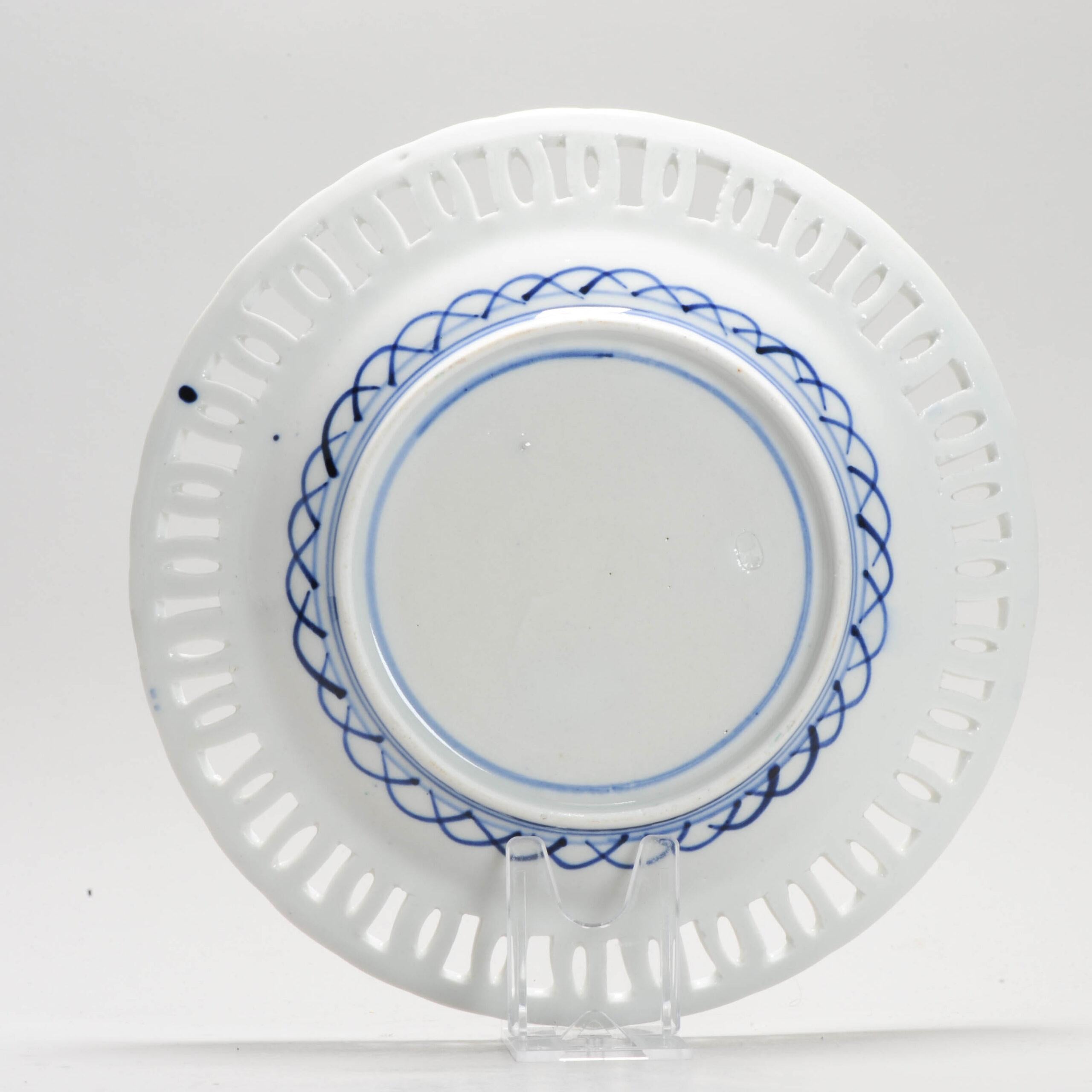 Giapponese Antico piatto di porcellana giapponese Meiji in stile Imari Fiori Ajour, XIX C. in vendita