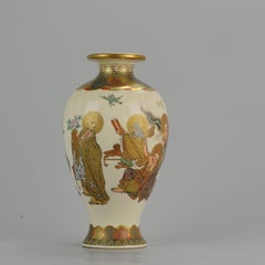 Antico vaso Meiji giapponese Satsuma Iwa o Gan. Base marcata con figure, XIX sec.