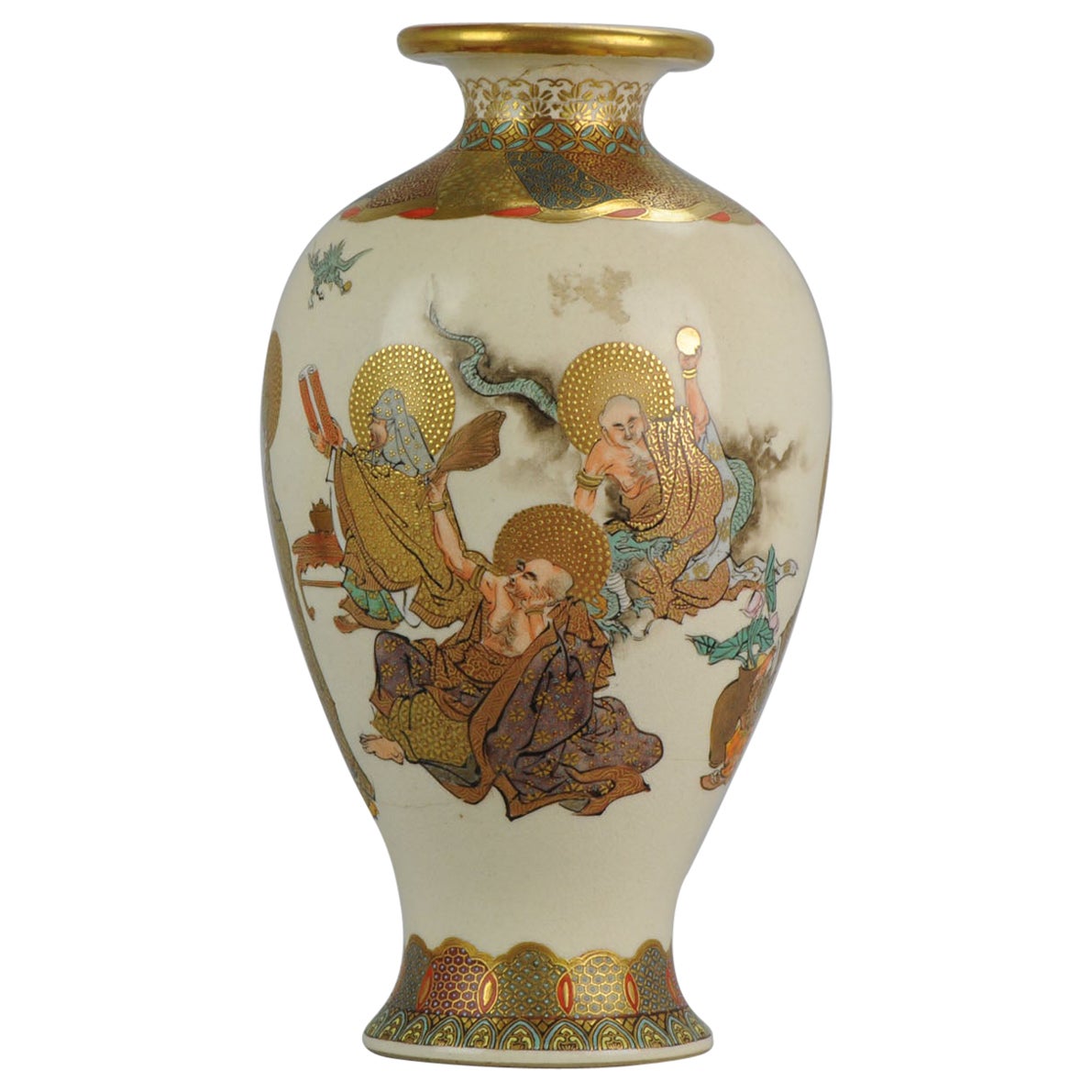 Antique vase japonais Satsuma de Meiji Iwa ou Gan. Socle marqué de figures, 19e s.