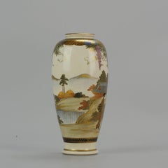 Antike japanische Satsuma-Vase aus der Meiji-Periode mit weichen Figuren und markiertem Sockel, 19. Jahrhundert