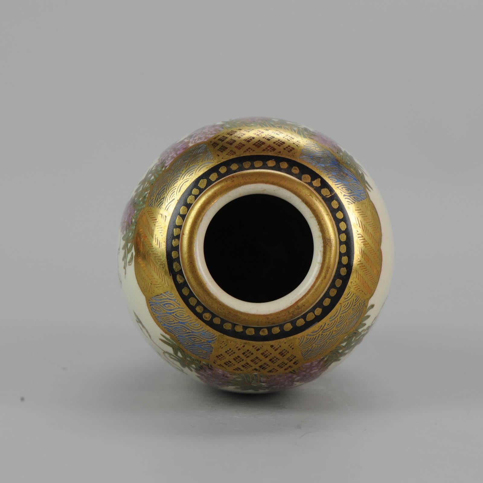 Giapponese Antico vaso giapponese Meiji di Satsuma con figure sagge e base marcata, XIX secolo in vendita
