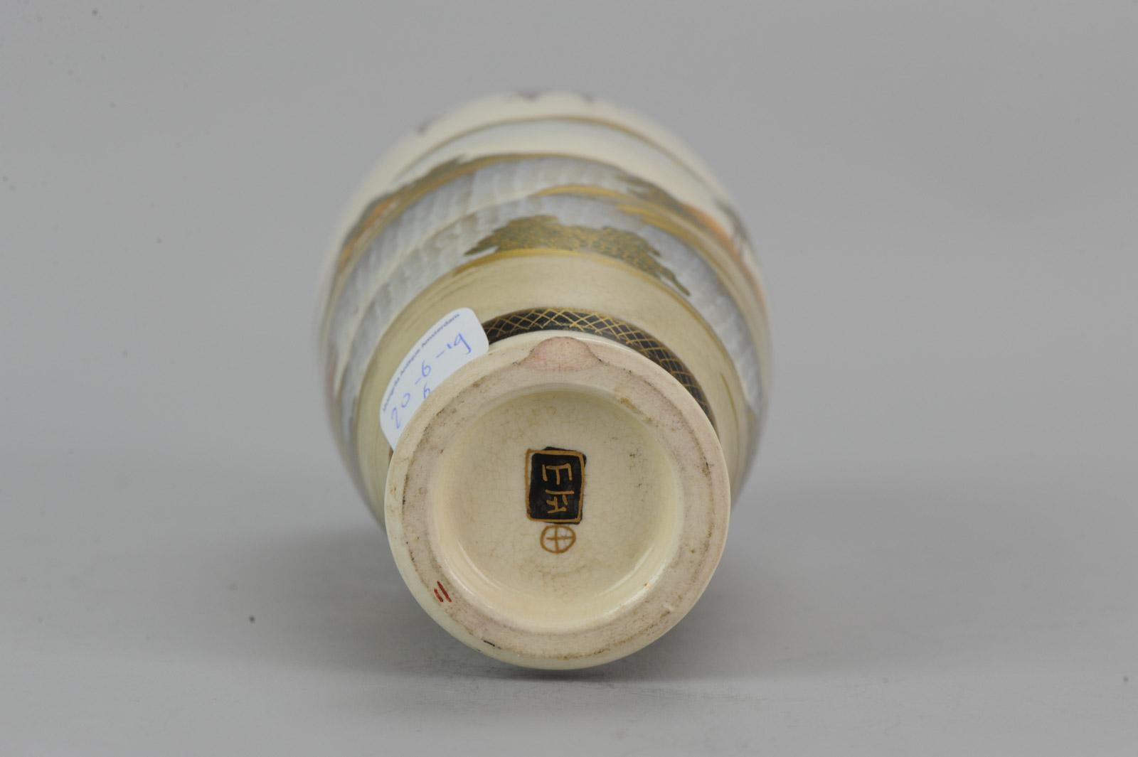 Antico vaso giapponese Meiji di Satsuma con figure sagge e base marcata, XIX secolo In condizioni buone in vendita a Amsterdam, Noord Holland