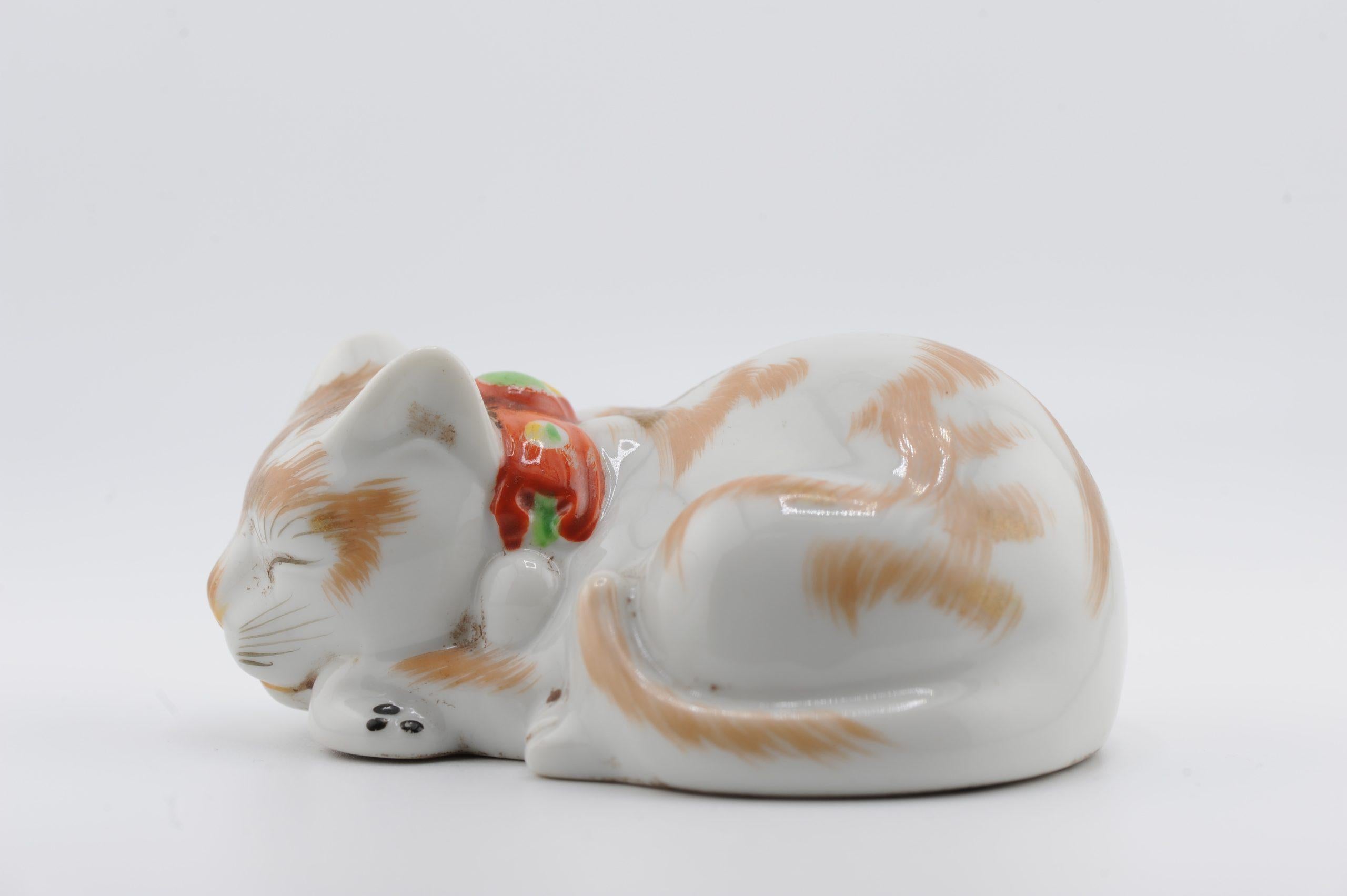 Modèle ancien de Meiji Kutani représentant un chat couché endormi, 19e siècle en vente 6
