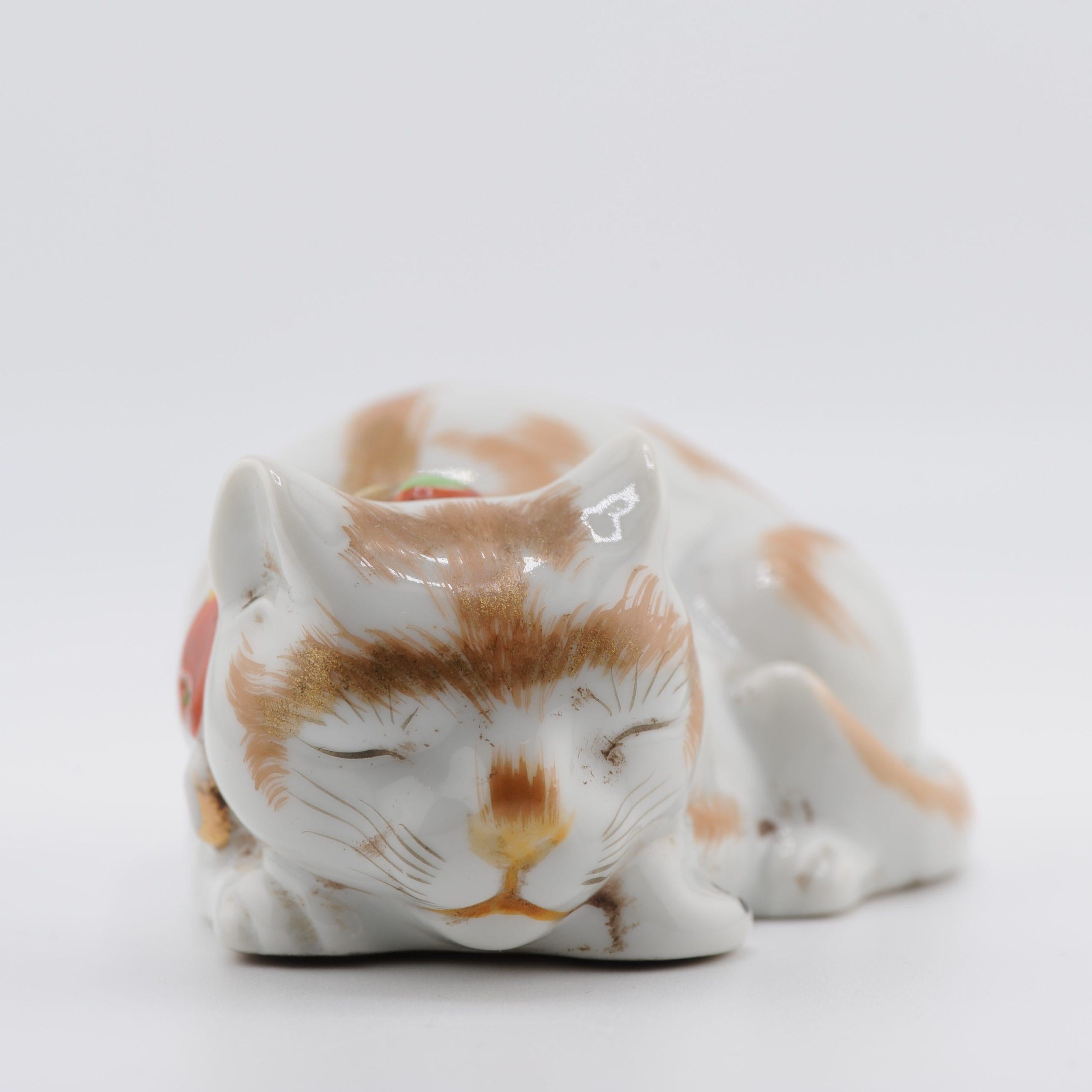 Modèle ancien de Meiji Kutani représentant un chat couché endormi, 19e siècle en vente 9