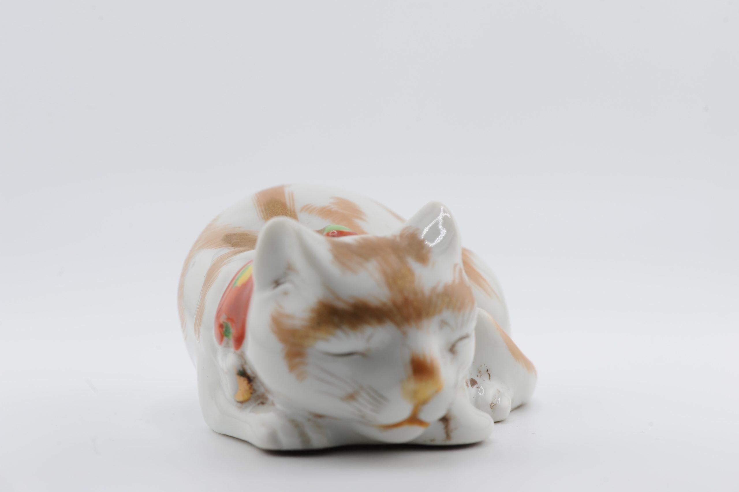 Nous partageons avec vous cet étonnant modèle japonais Kutani d'un chat couché endormi, datant du 19e siècle. Les détails et les expressions faciales sont étonnants. Avec des détails de fourrure dorés et un nœud de ruban émaillé autour de son