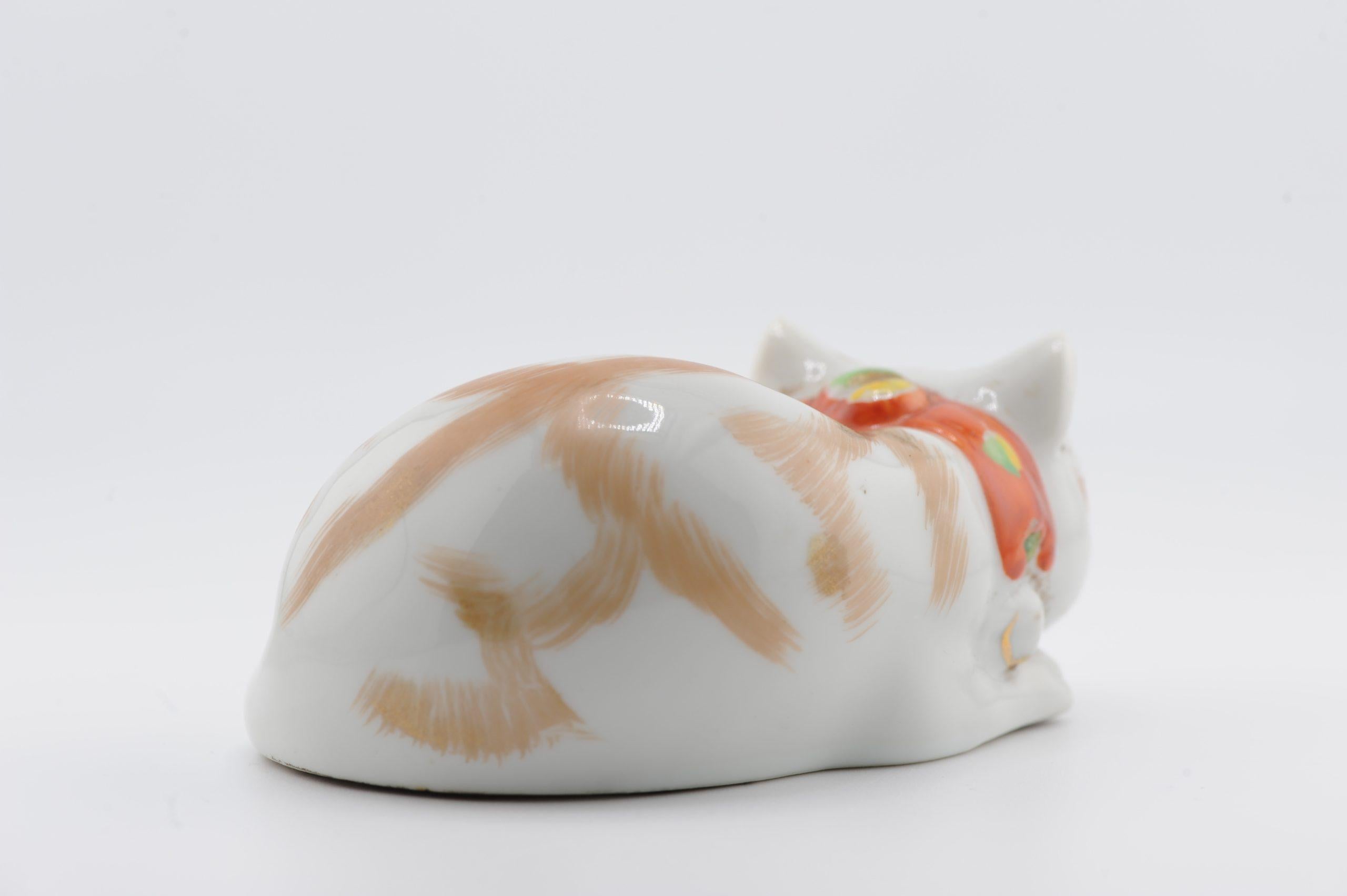 Japonais Modèle ancien de Meiji Kutani représentant un chat couché endormi, 19e siècle en vente