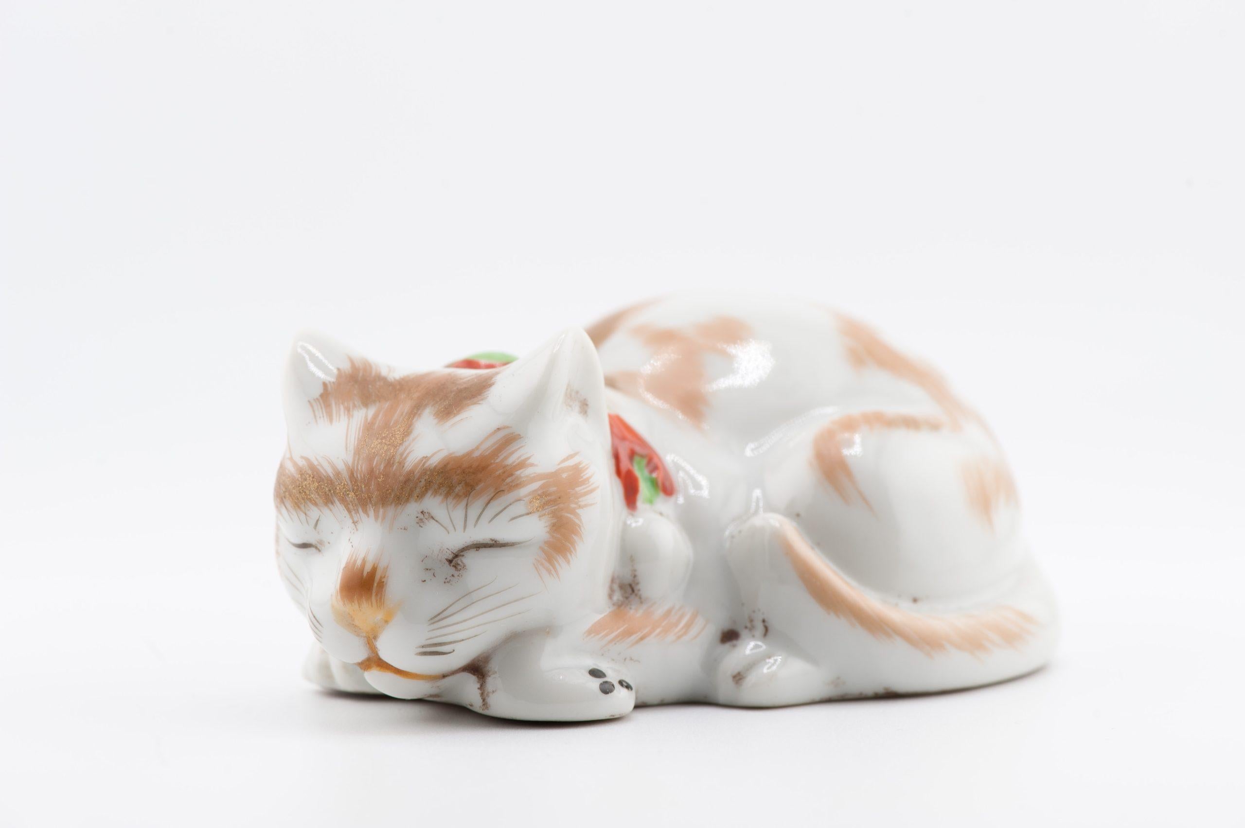 Modèle ancien de Meiji Kutani représentant un chat couché endormi, 19e siècle Bon état - En vente à Amsterdam, Noord Holland