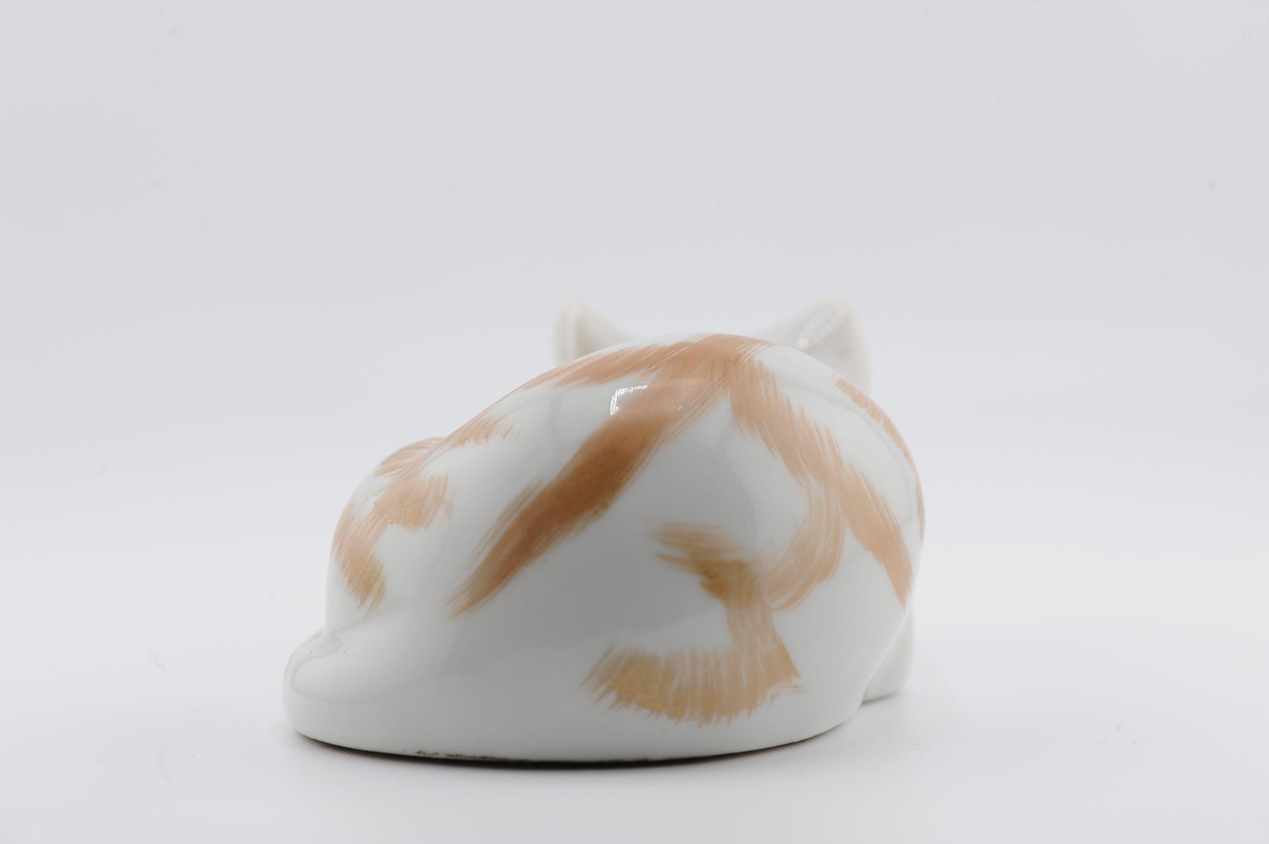 XIXe siècle Modèle ancien de Meiji Kutani représentant un chat couché endormi, 19e siècle en vente