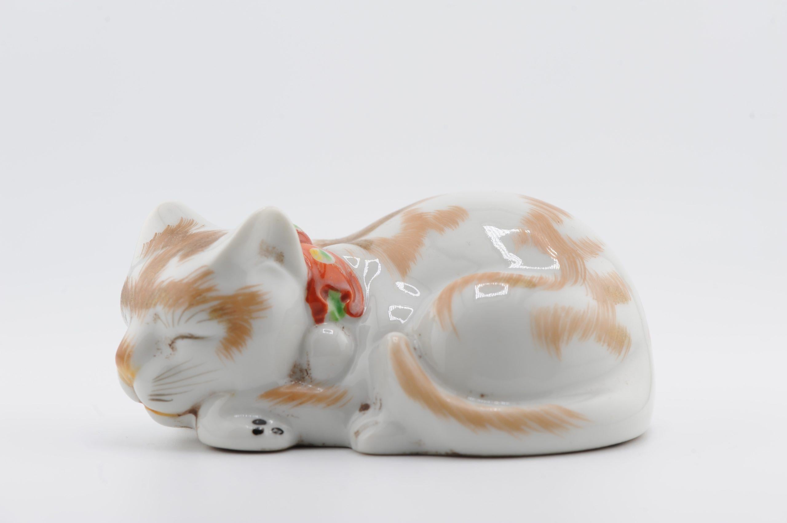 Porcelaine Modèle ancien de Meiji Kutani représentant un chat couché endormi, 19e siècle en vente