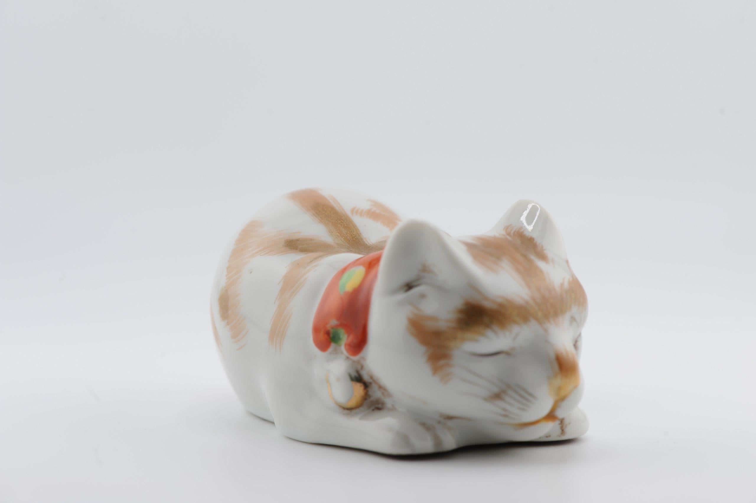 Modèle ancien de Meiji Kutani représentant un chat couché endormi, 19e siècle en vente 1