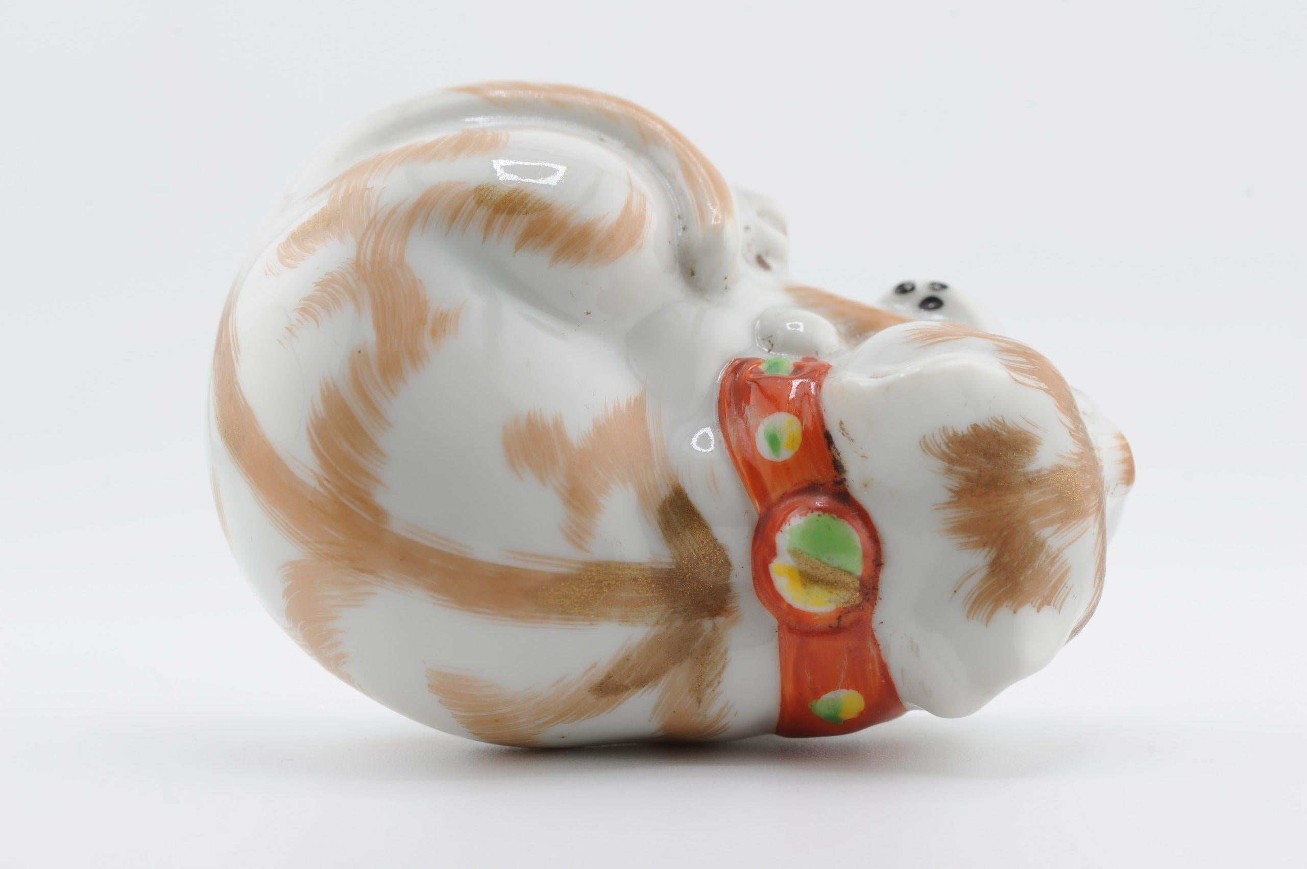 Modèle ancien de Meiji Kutani représentant un chat couché endormi, 19e siècle en vente 2