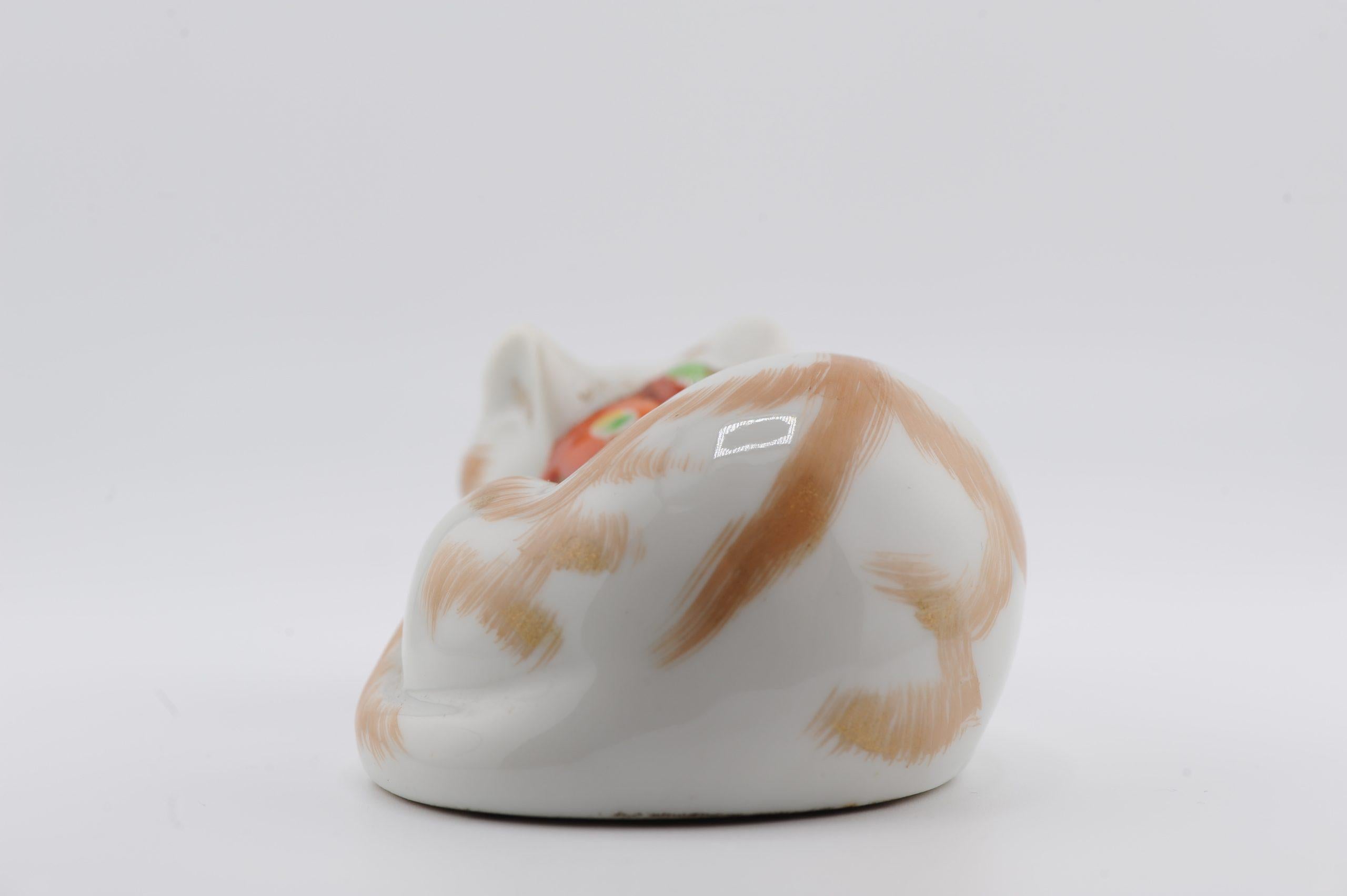 Modèle ancien de Meiji Kutani représentant un chat couché endormi, 19e siècle en vente 3