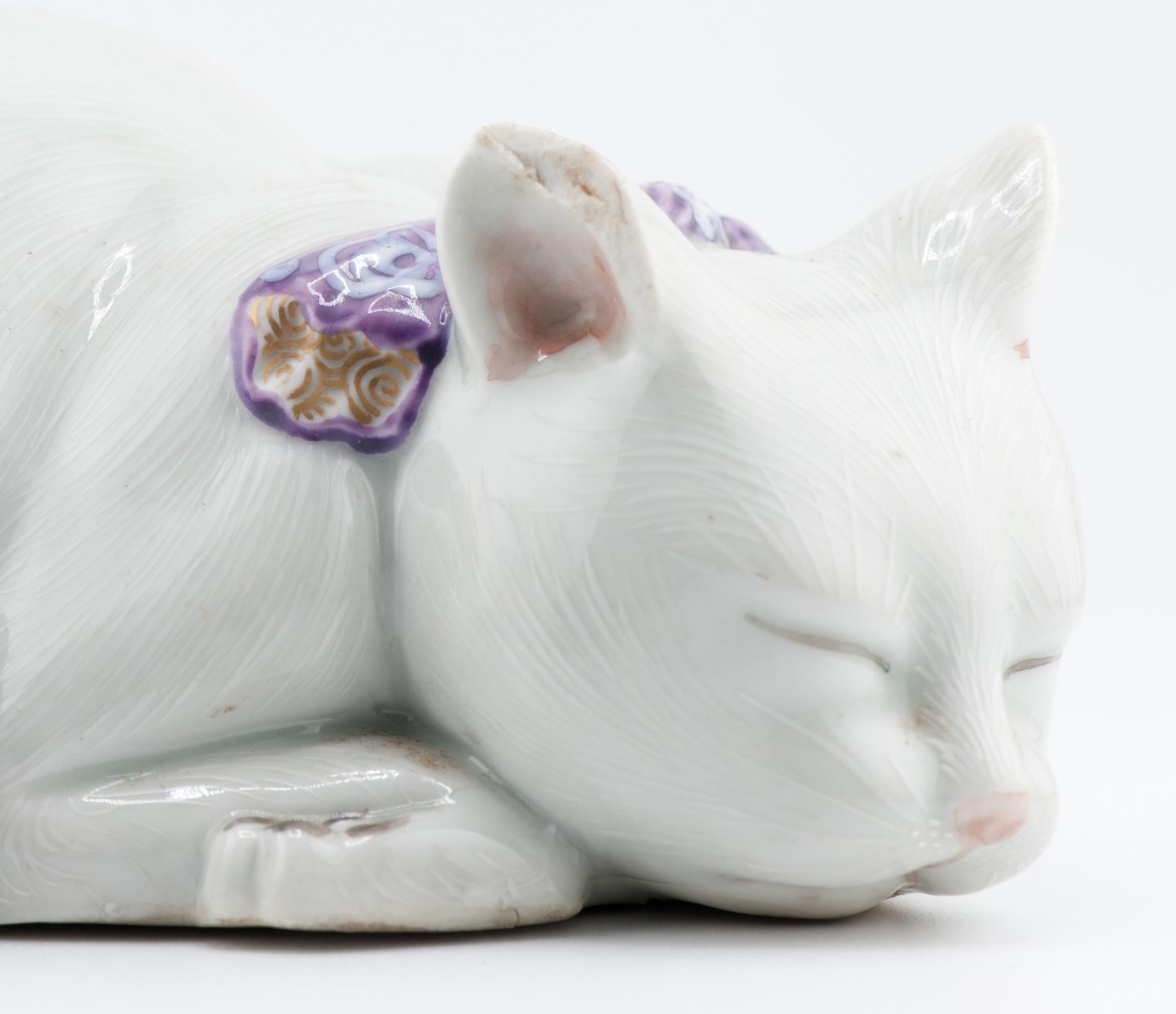 Japonais Modèle ancien d'un chat endormi couché de Meiji Kutani, 19ème siècle en vente