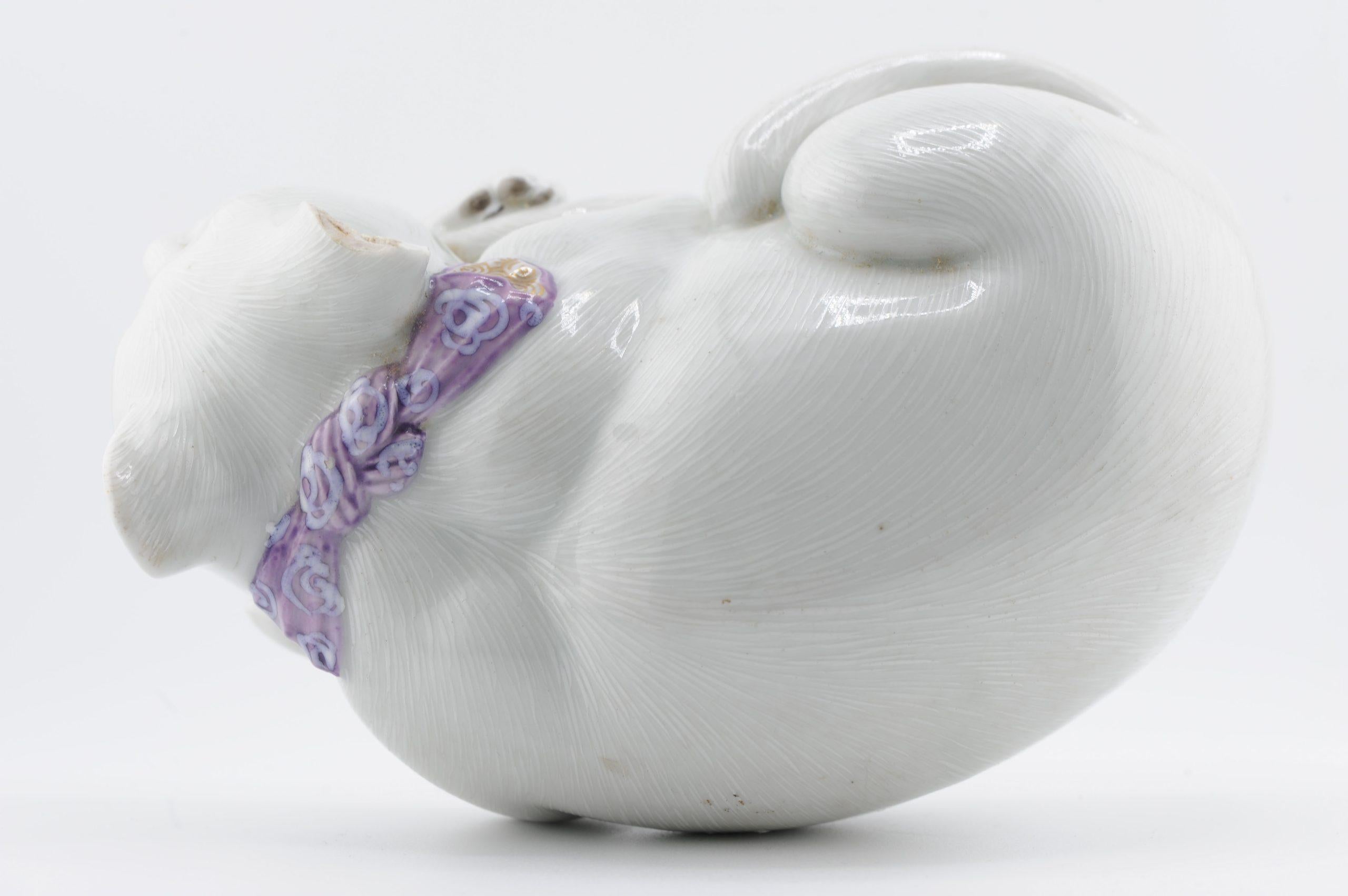 Modèle ancien d'un chat endormi couché de Meiji Kutani, 19ème siècle Bon état - En vente à Amsterdam, Noord Holland