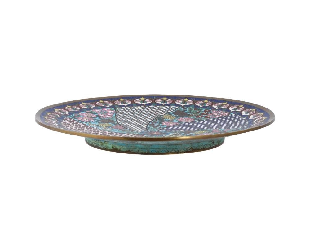 Japonais Ancienne grande assiette japonaise Meiji en émail cloisonné à motif géométrique Charger en vente