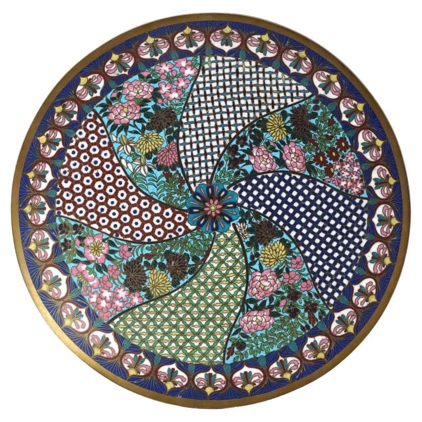 Ancienne grande assiette japonaise Meiji en émail cloisonné à motif géométrique Charger